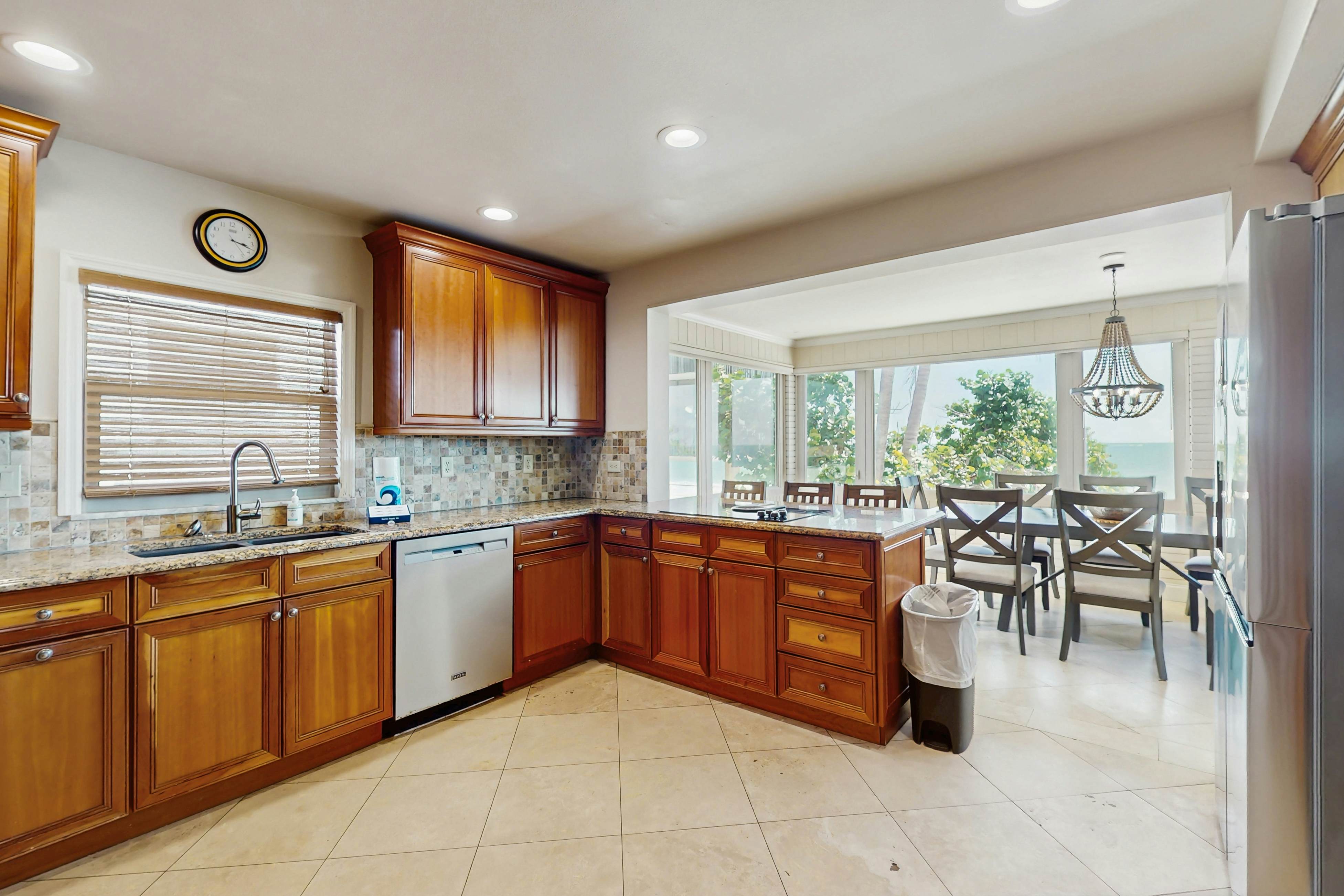 Beachfront penthouse with pool, great views & pool table