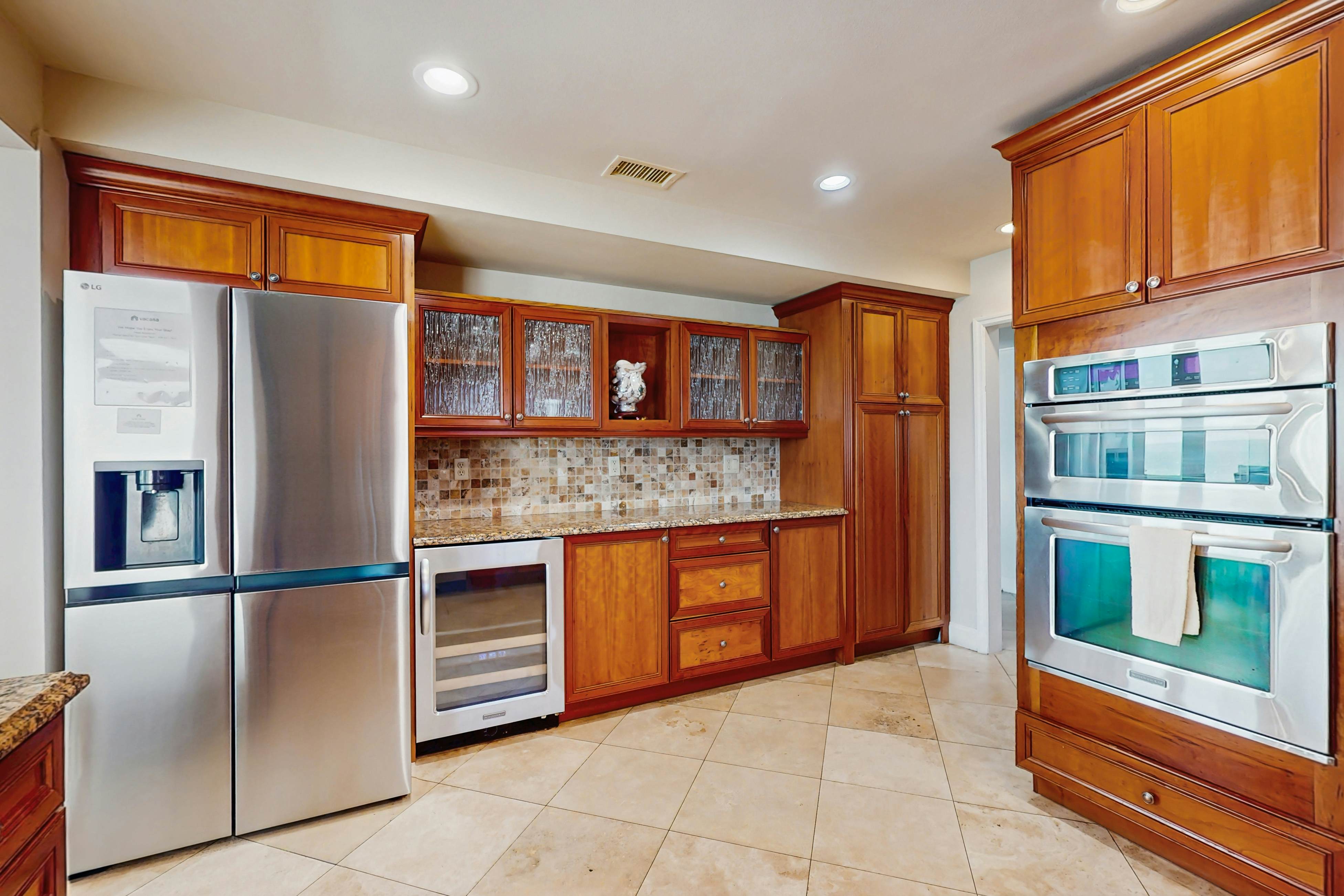 Beachfront penthouse with pool, great views & pool table