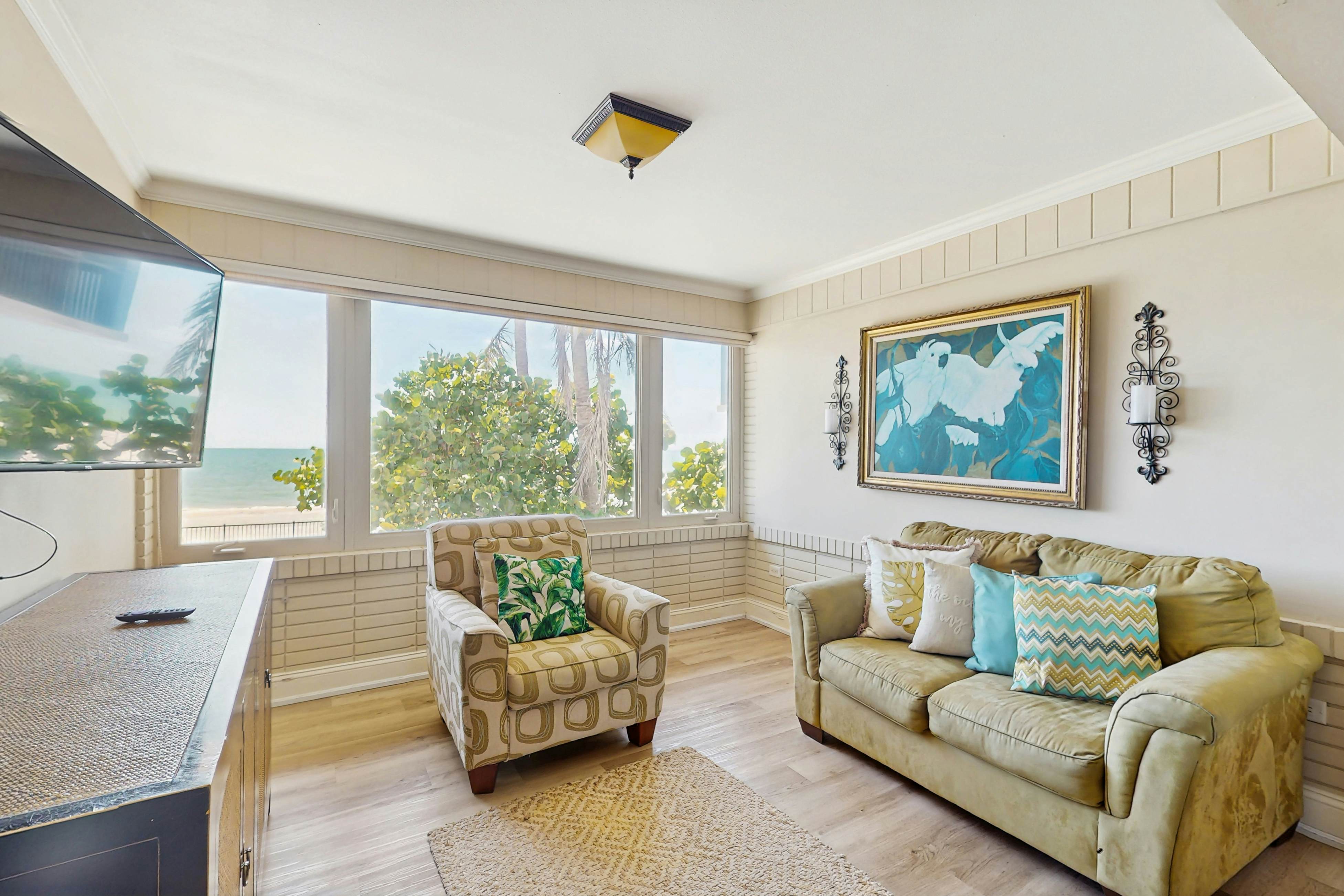 Beachfront penthouse with pool, great views & pool table