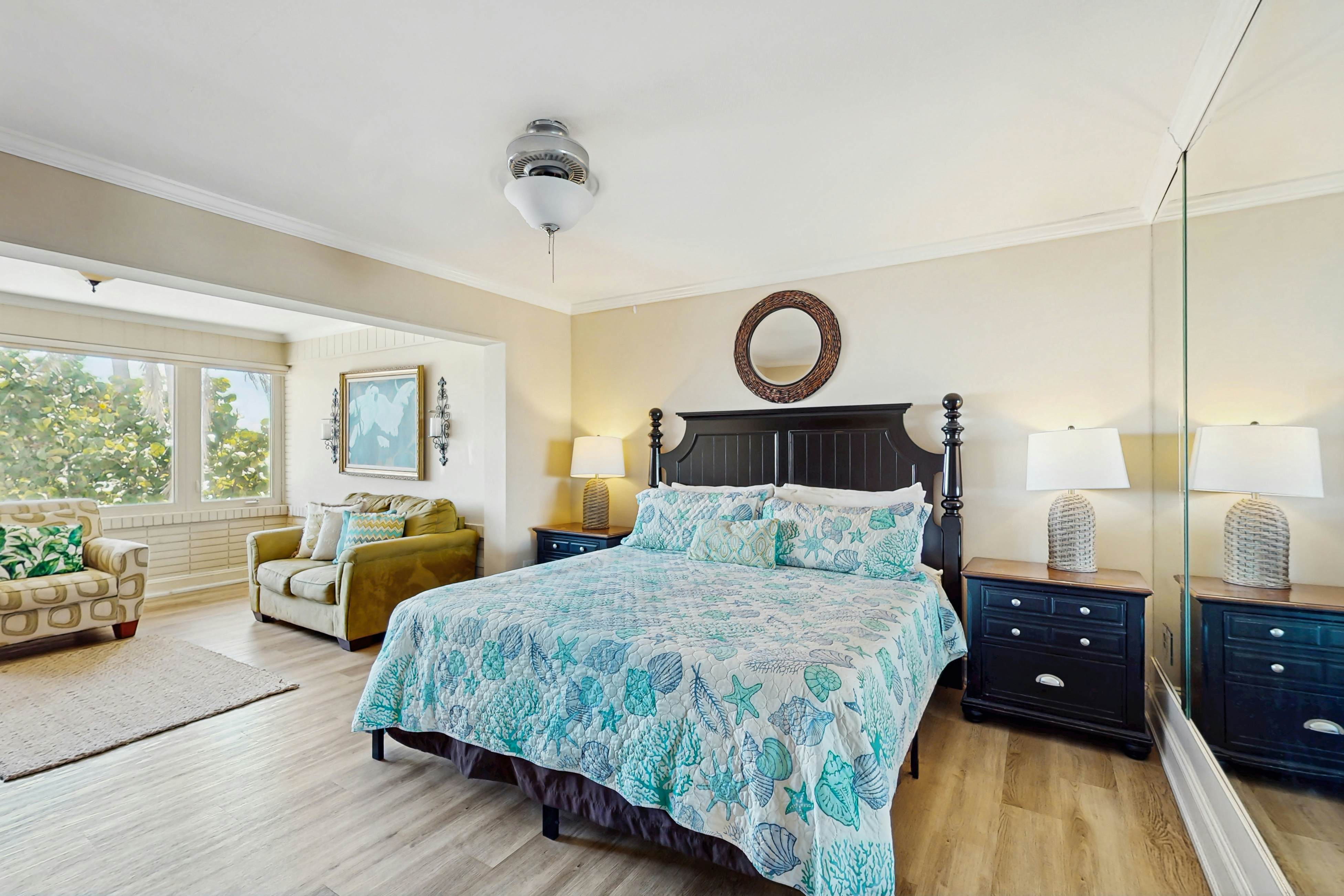 Beachfront penthouse with pool, great views & pool table