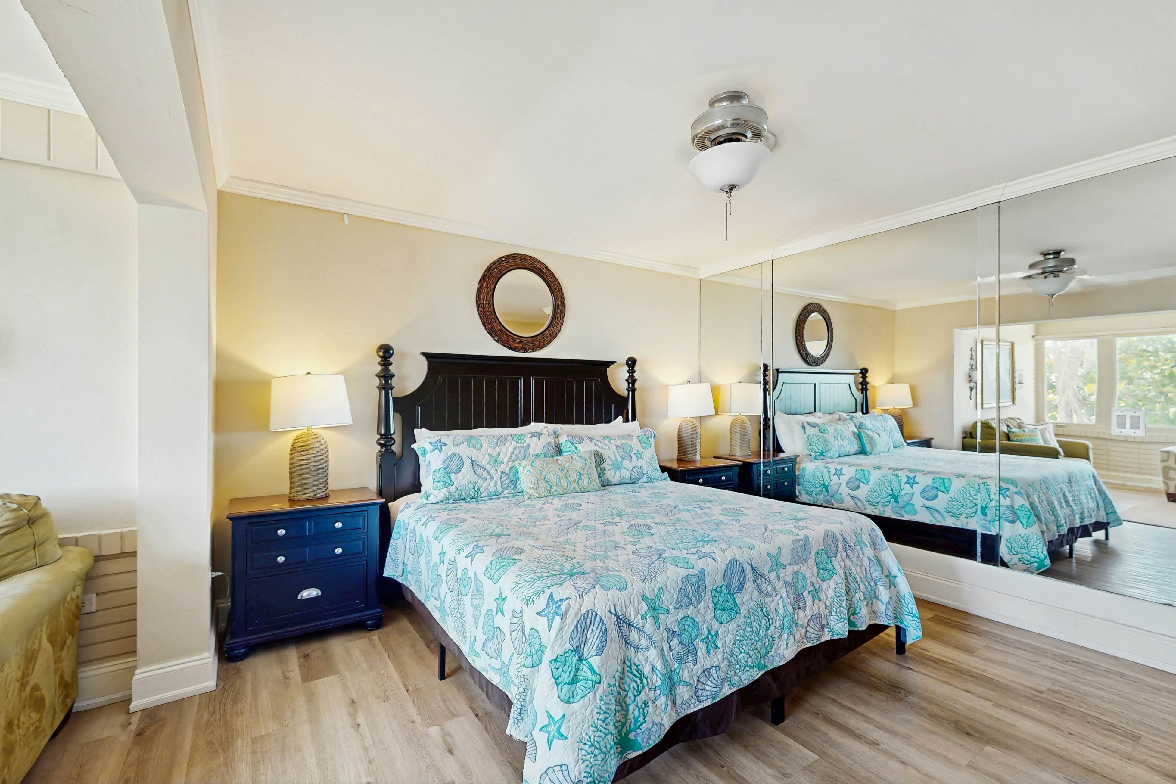 Beachfront penthouse with pool, great views & pool table