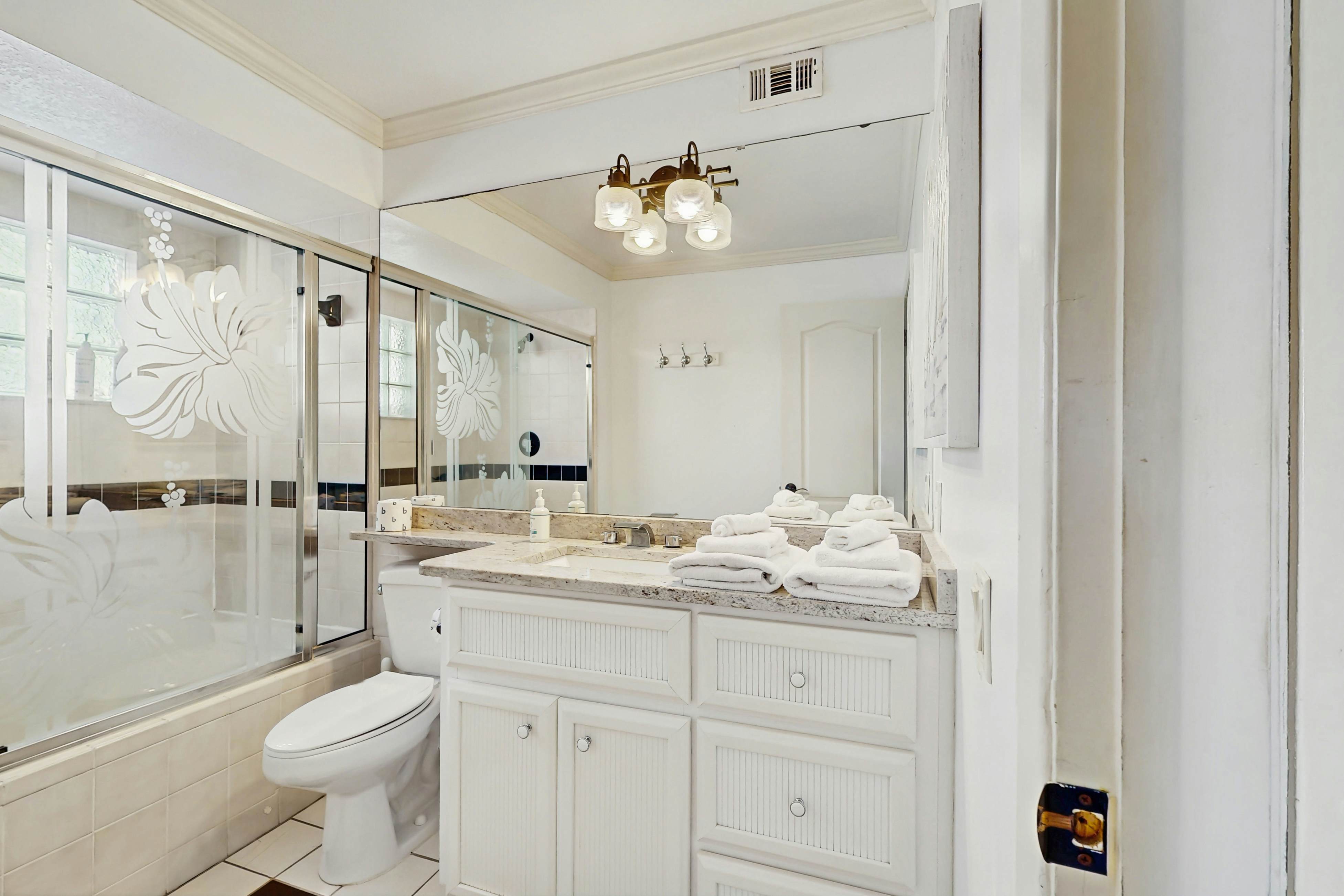 Beachfront penthouse with pool, great views & pool table