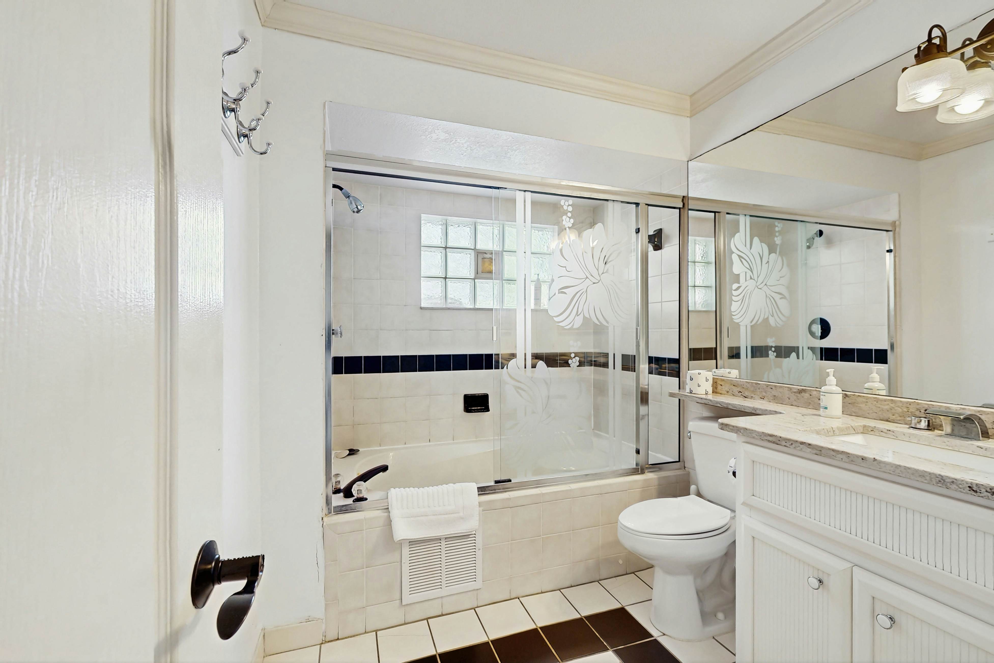 Beachfront penthouse with pool, great views & pool table