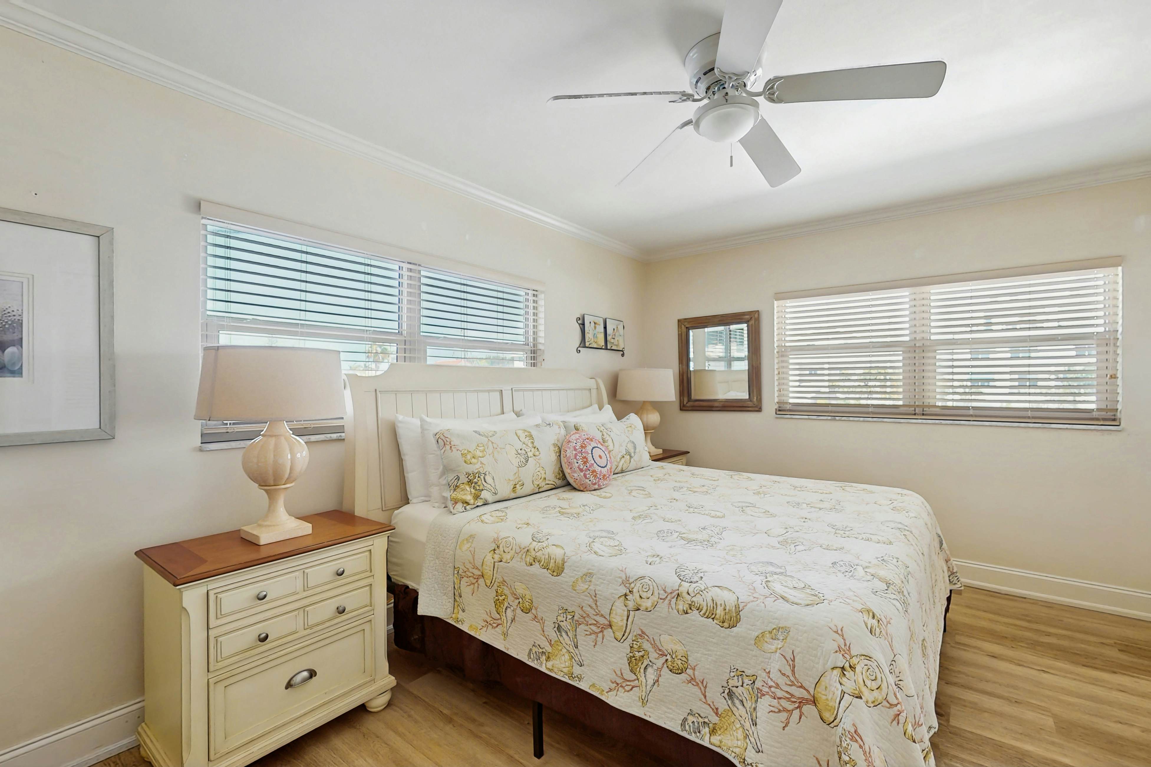 Beachfront penthouse with pool, great views & pool table