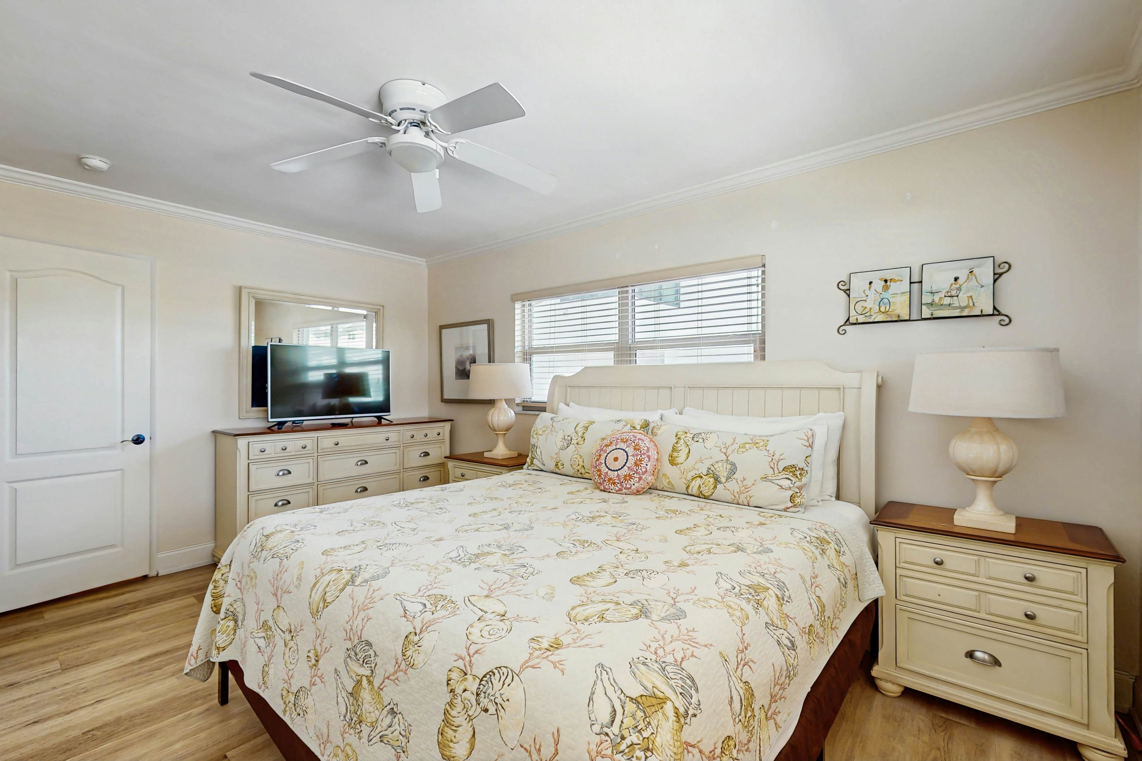 Beachfront penthouse with pool, great views & pool table