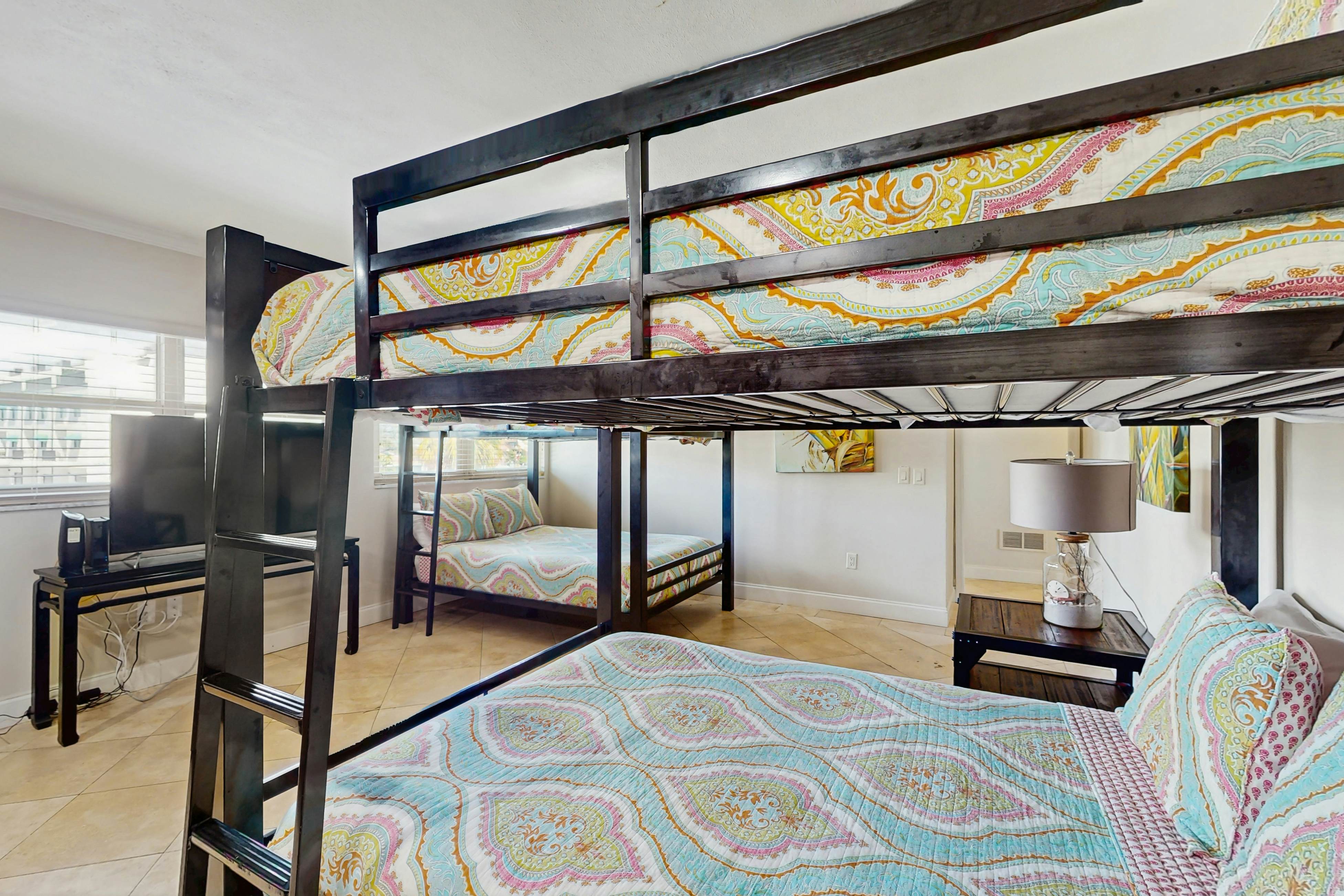 Beachfront penthouse with pool, great views & pool table