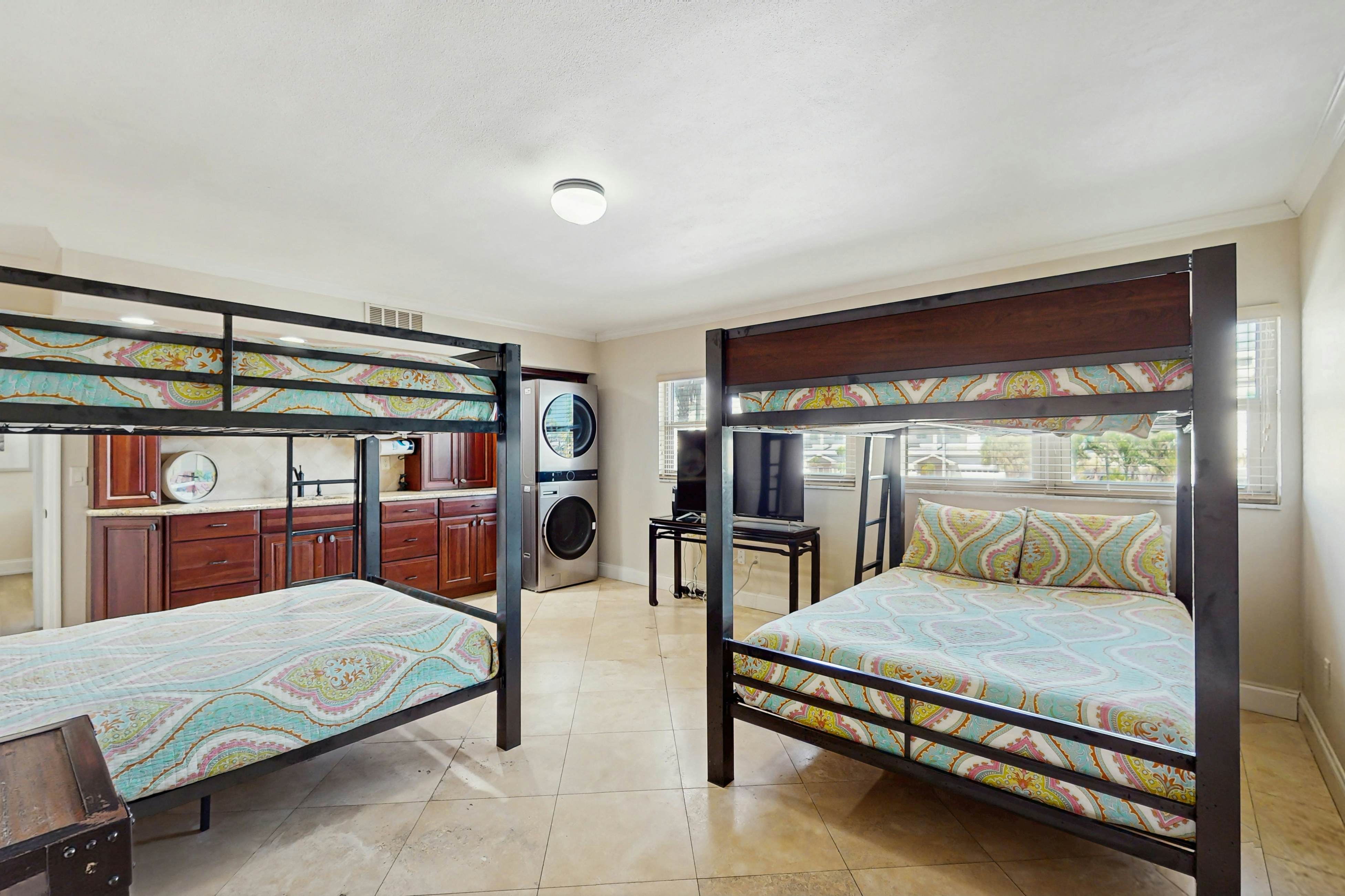 Beachfront penthouse with pool, great views & pool table