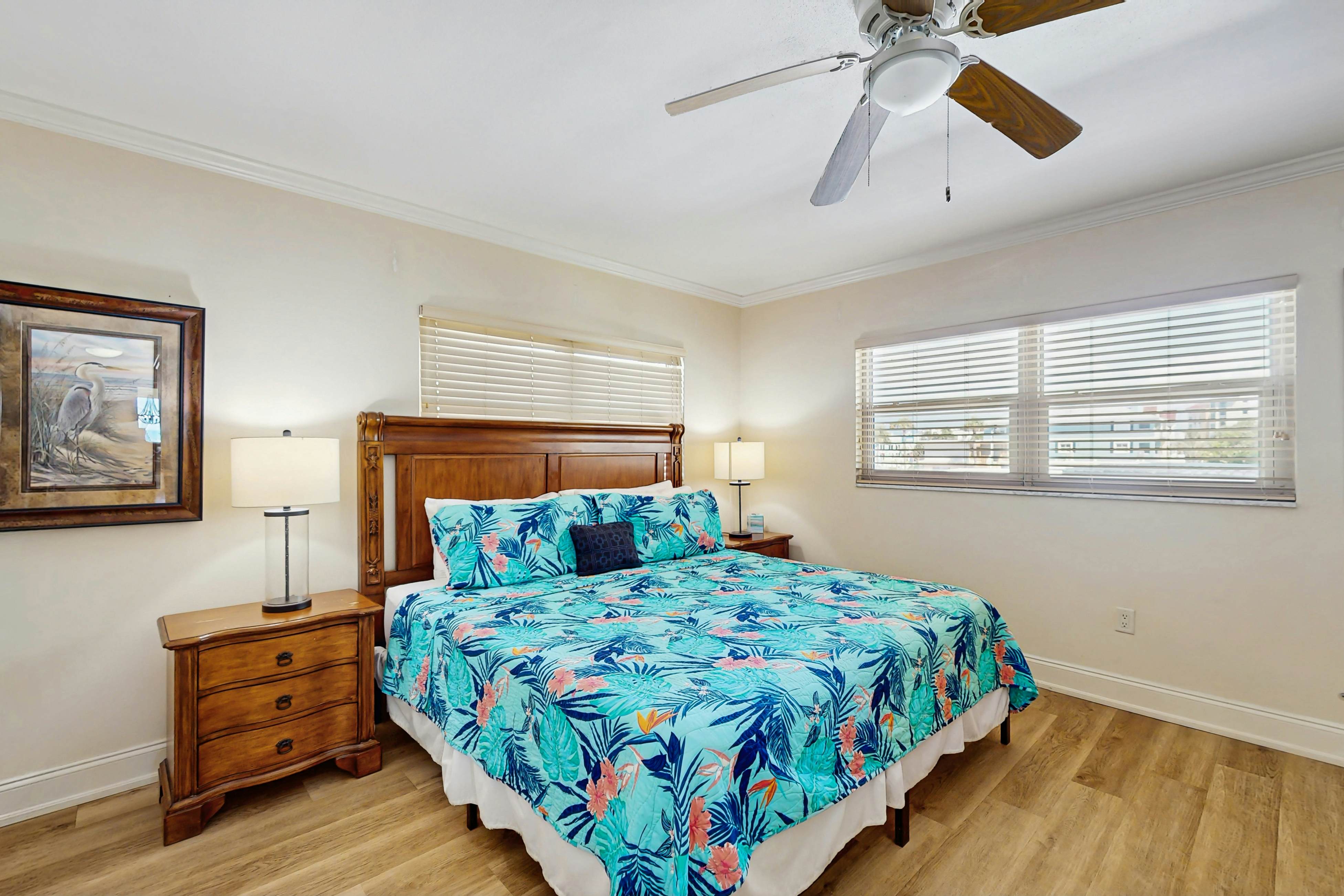 Beachfront penthouse with pool, great views & pool table