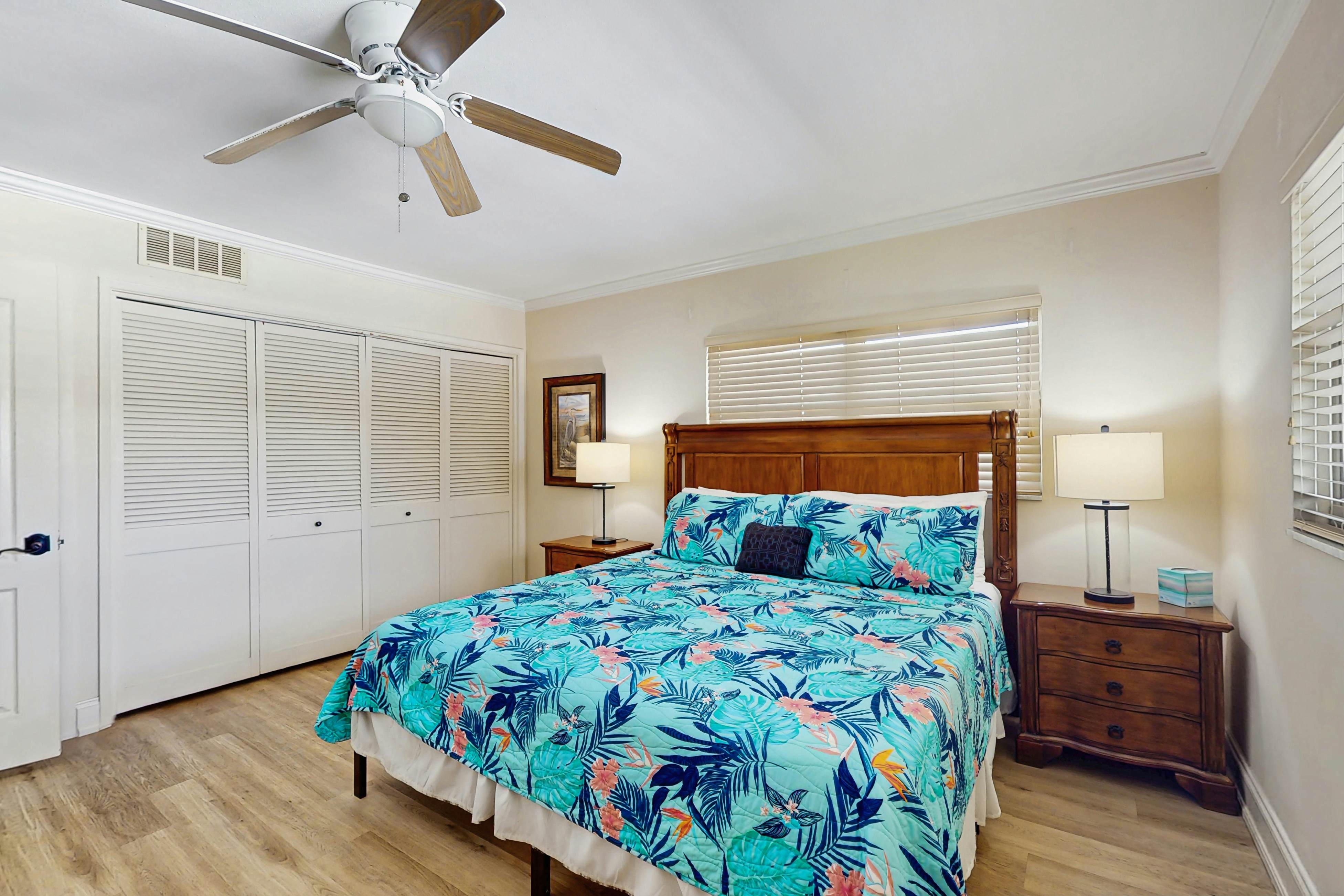 Beachfront penthouse with pool, great views & pool table