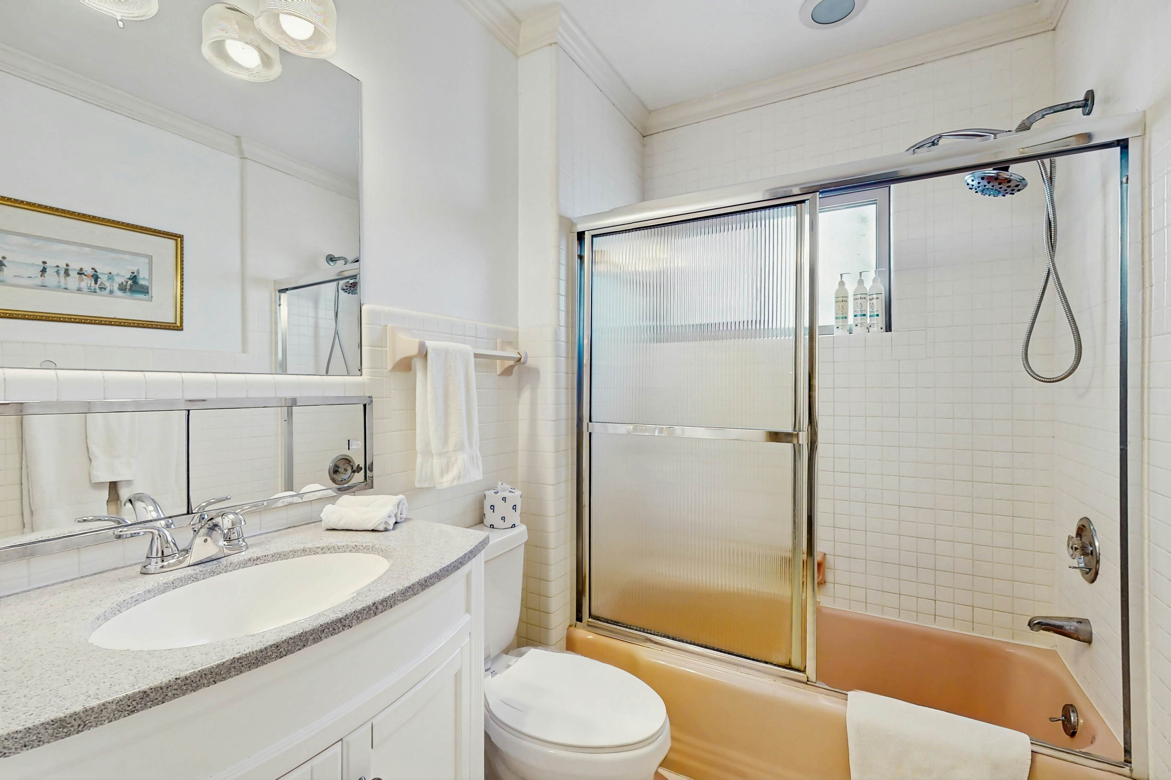 Beachfront penthouse with pool, great views & pool table