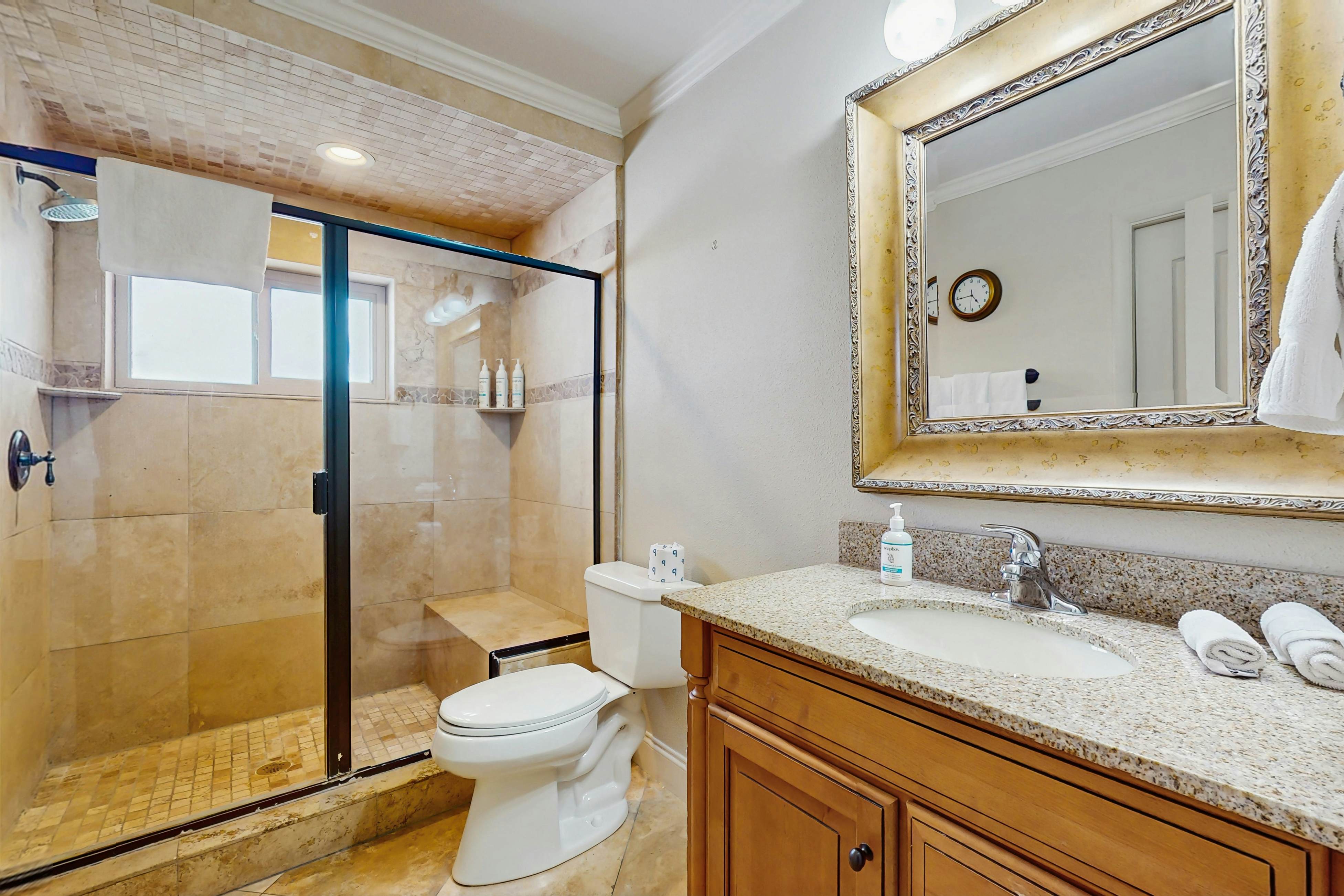 Beachfront penthouse with pool, great views & pool table