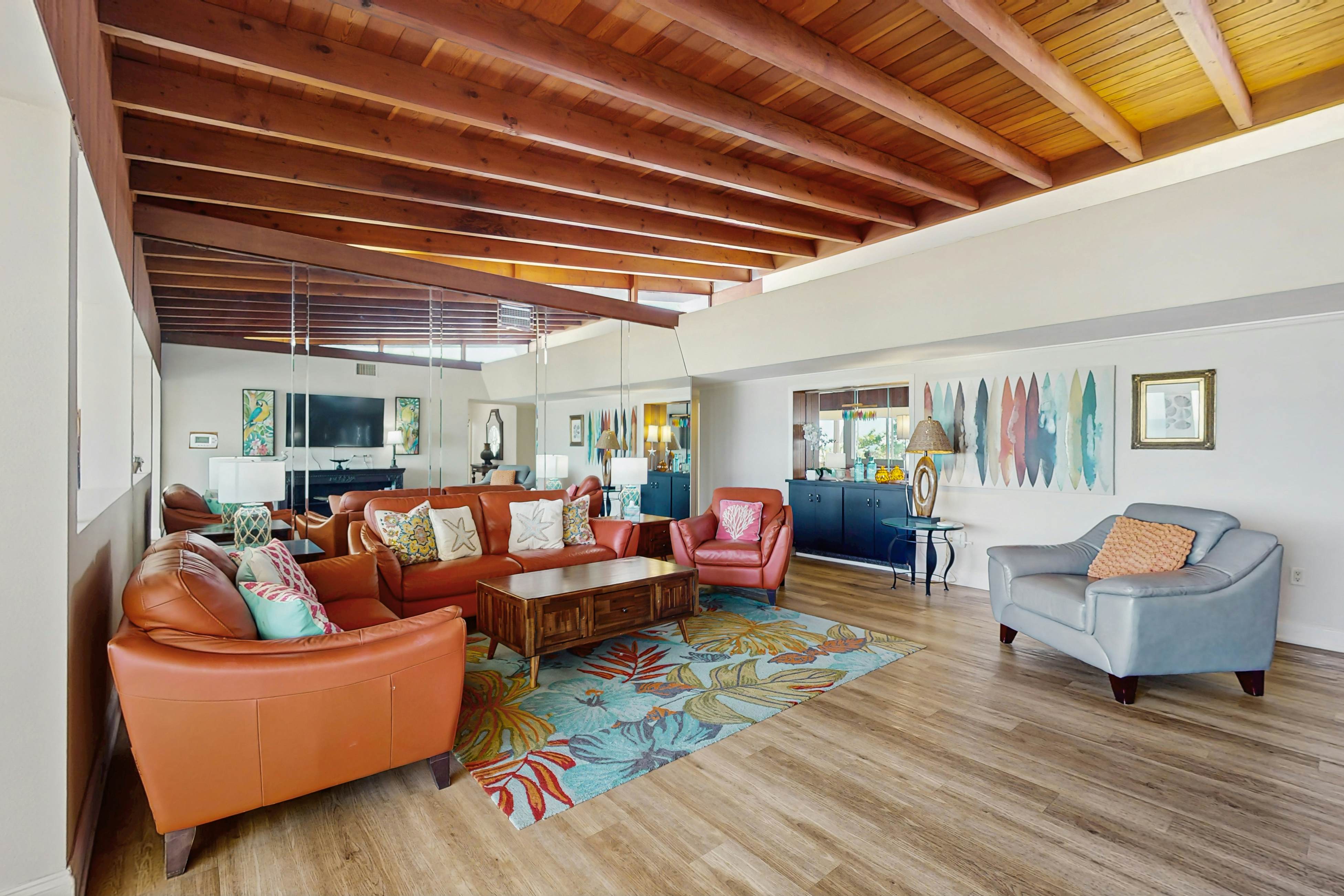 Beachfront penthouse with pool, great views & pool table