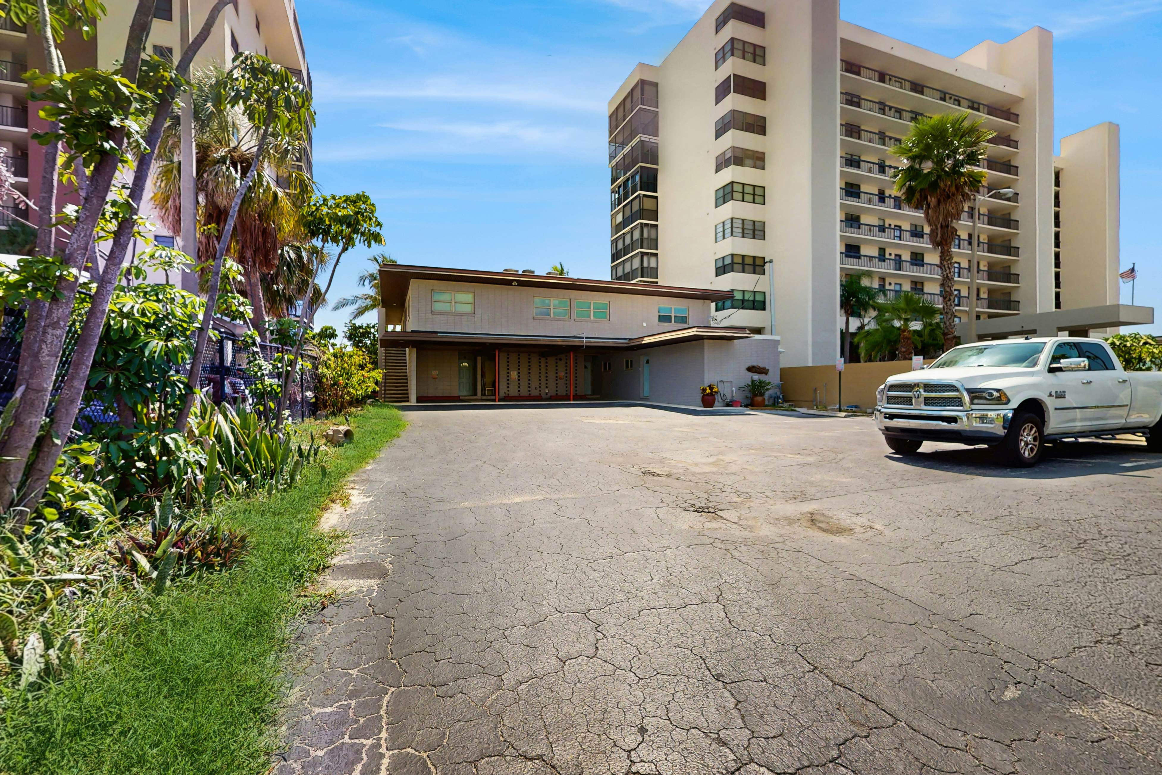 Beachfront penthouse with pool, great views & pool table