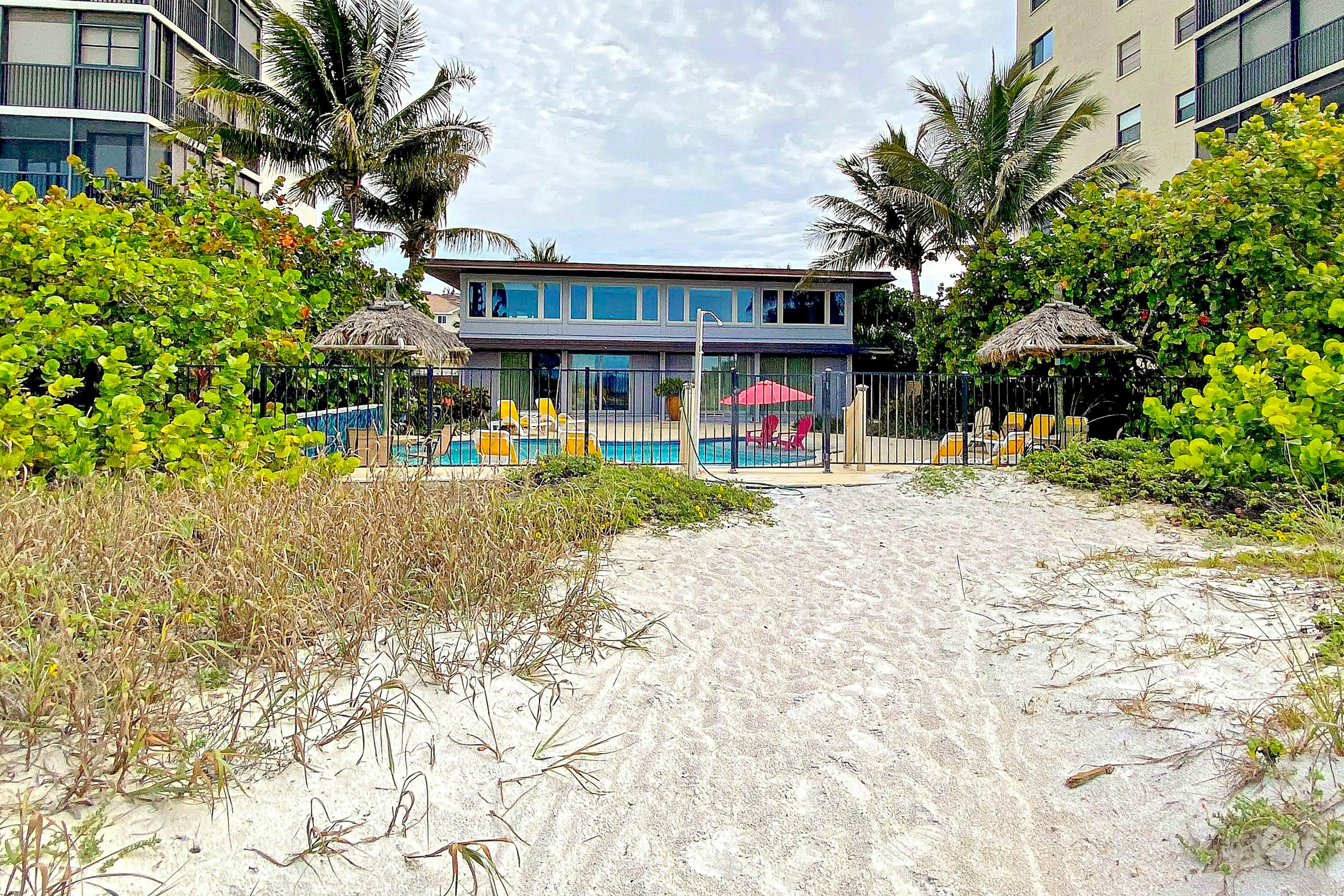 Beachfront penthouse with pool, great views & pool table