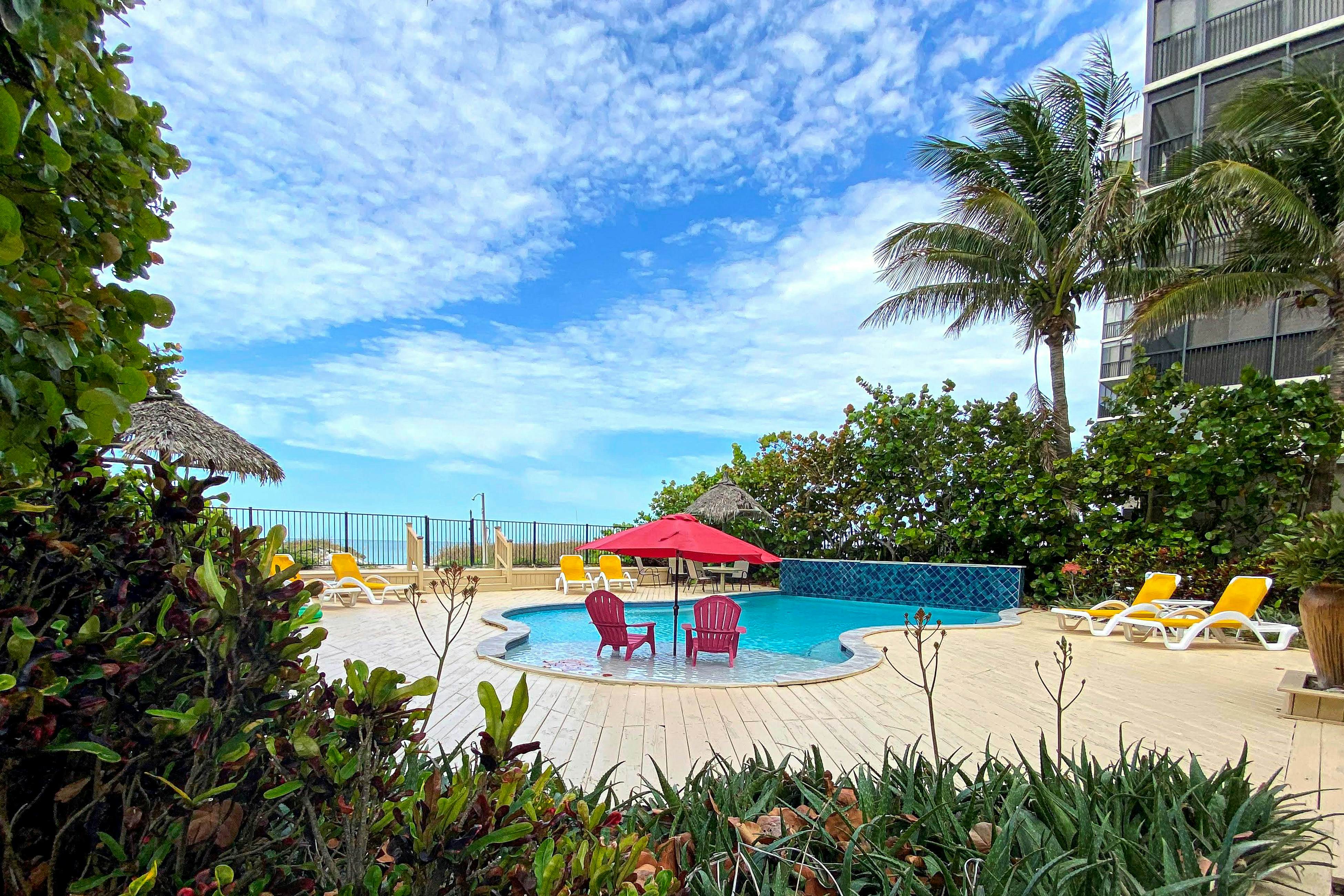 Beachfront penthouse with pool, great views & pool table