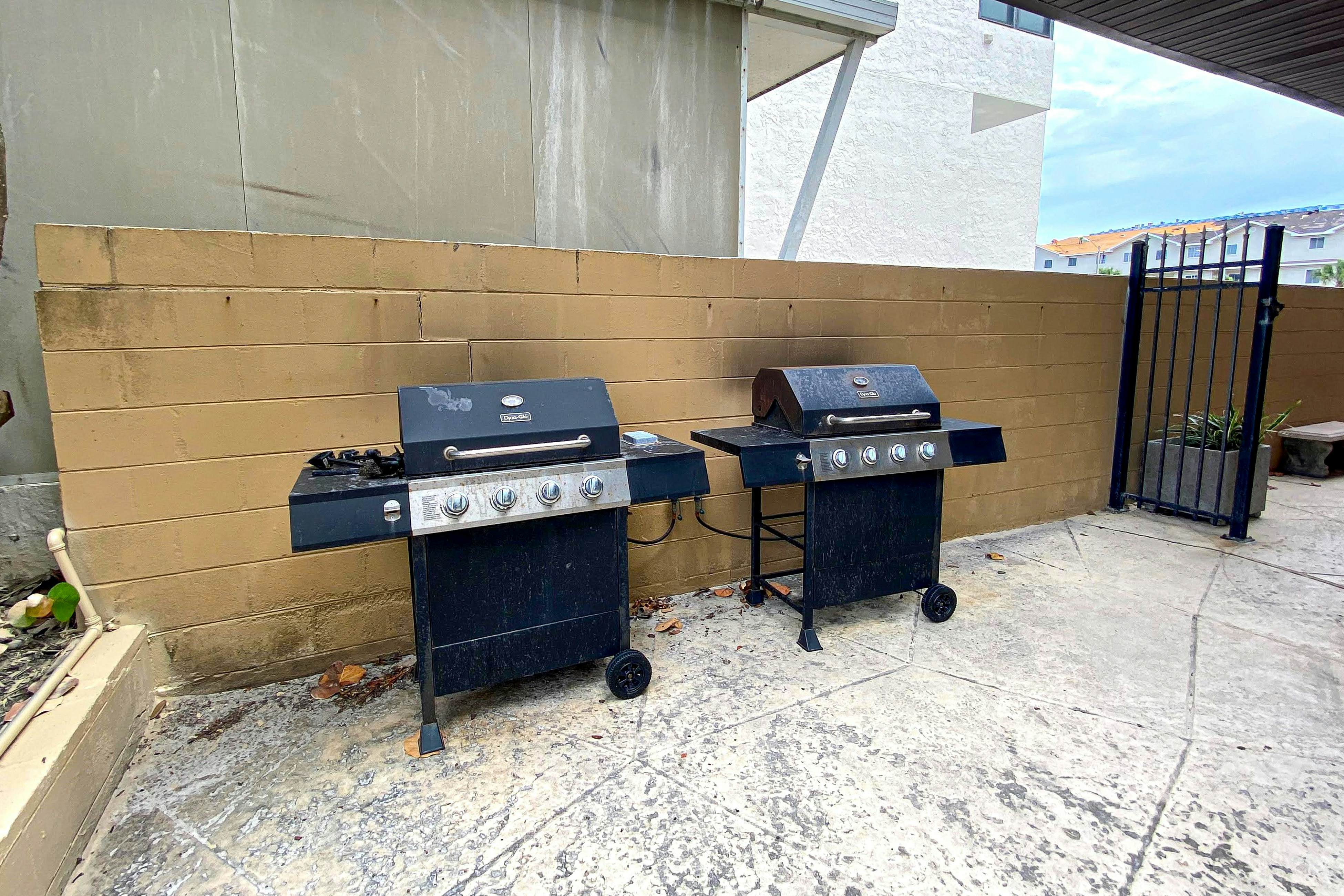 Beachfront penthouse with pool, great views & pool table