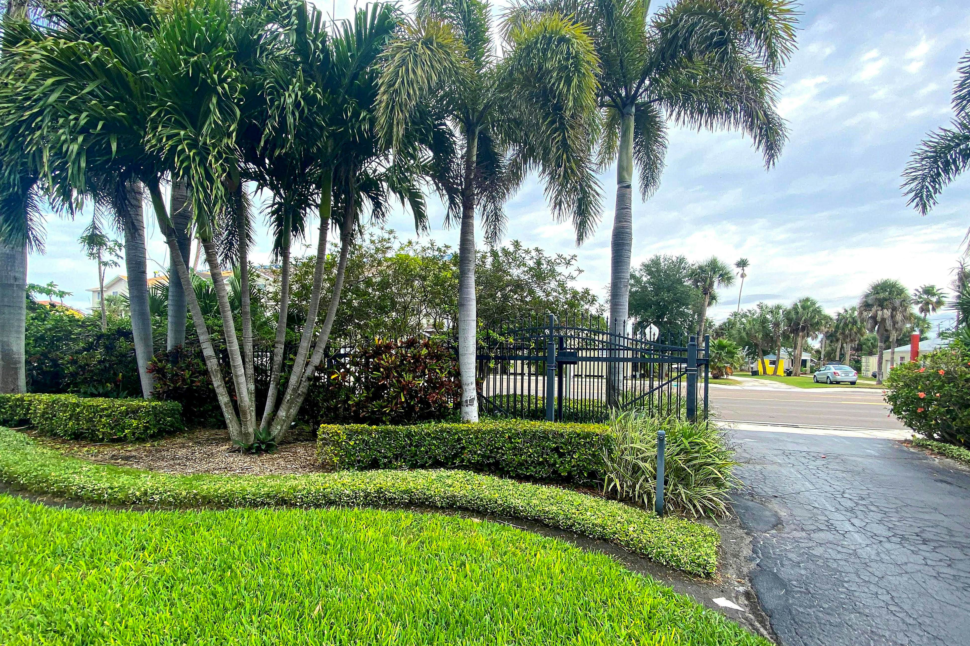 Beachfront penthouse with pool, great views & pool table
