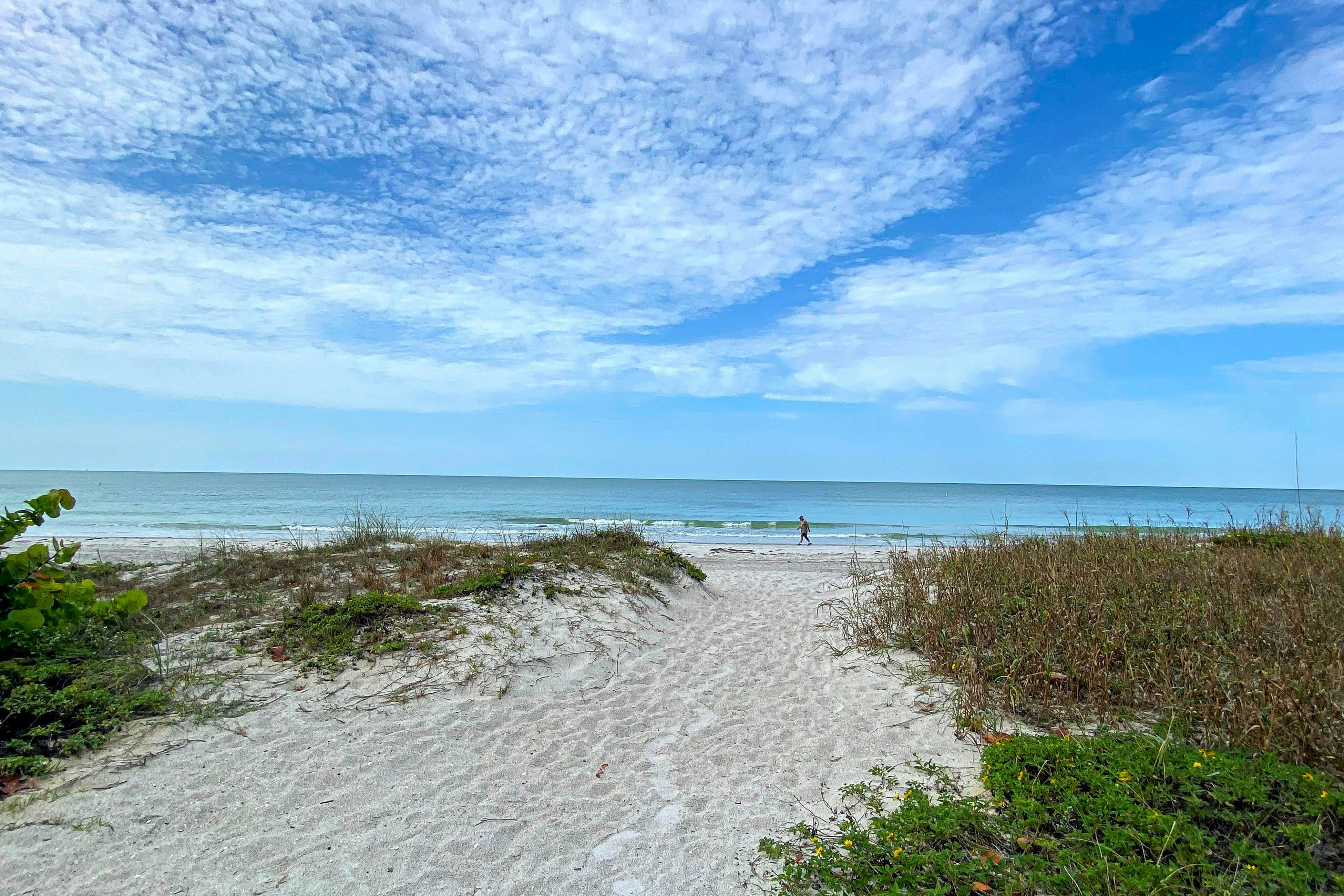 Beachfront penthouse with pool, great views & pool table