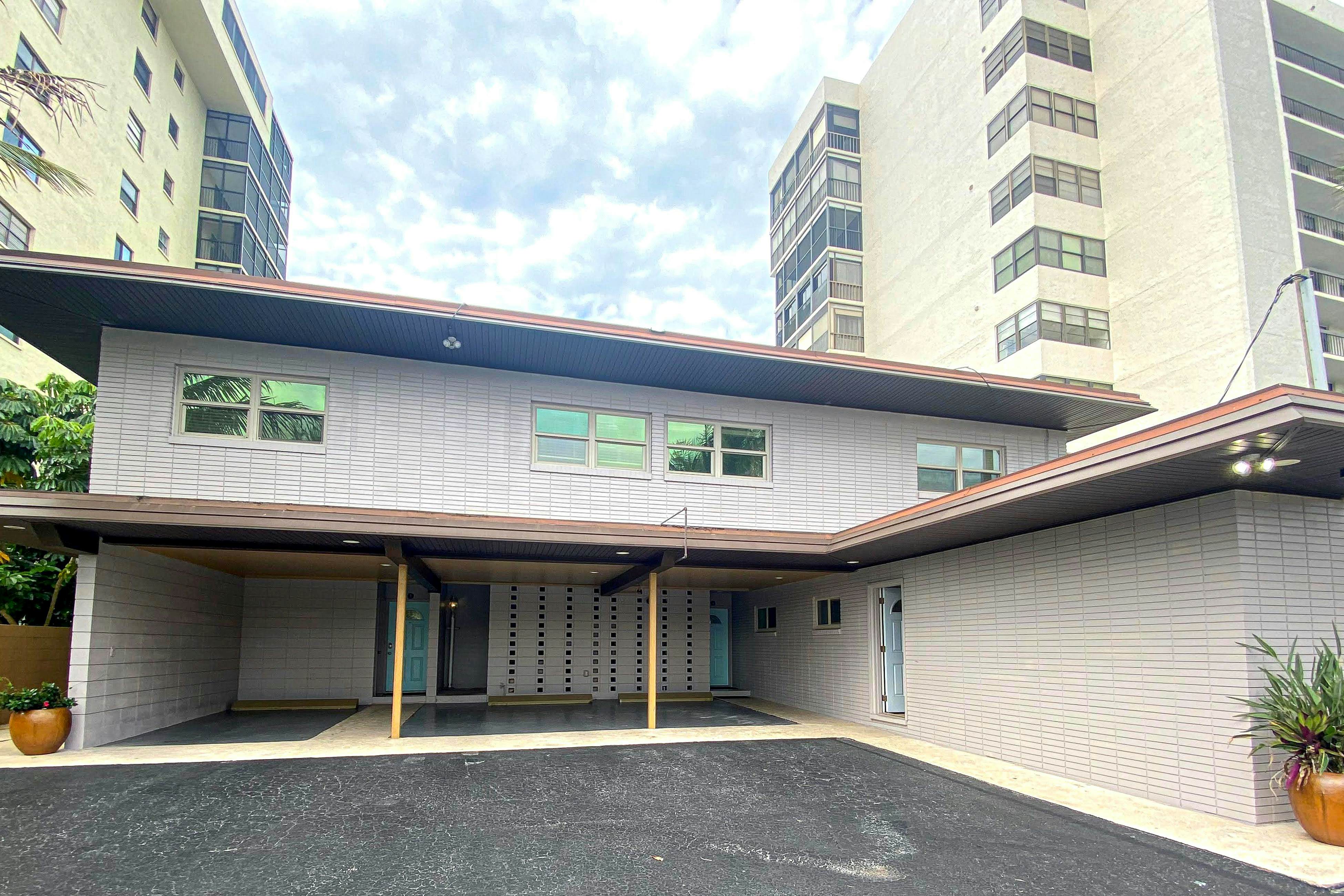 Beachfront penthouse with pool, great views & pool table