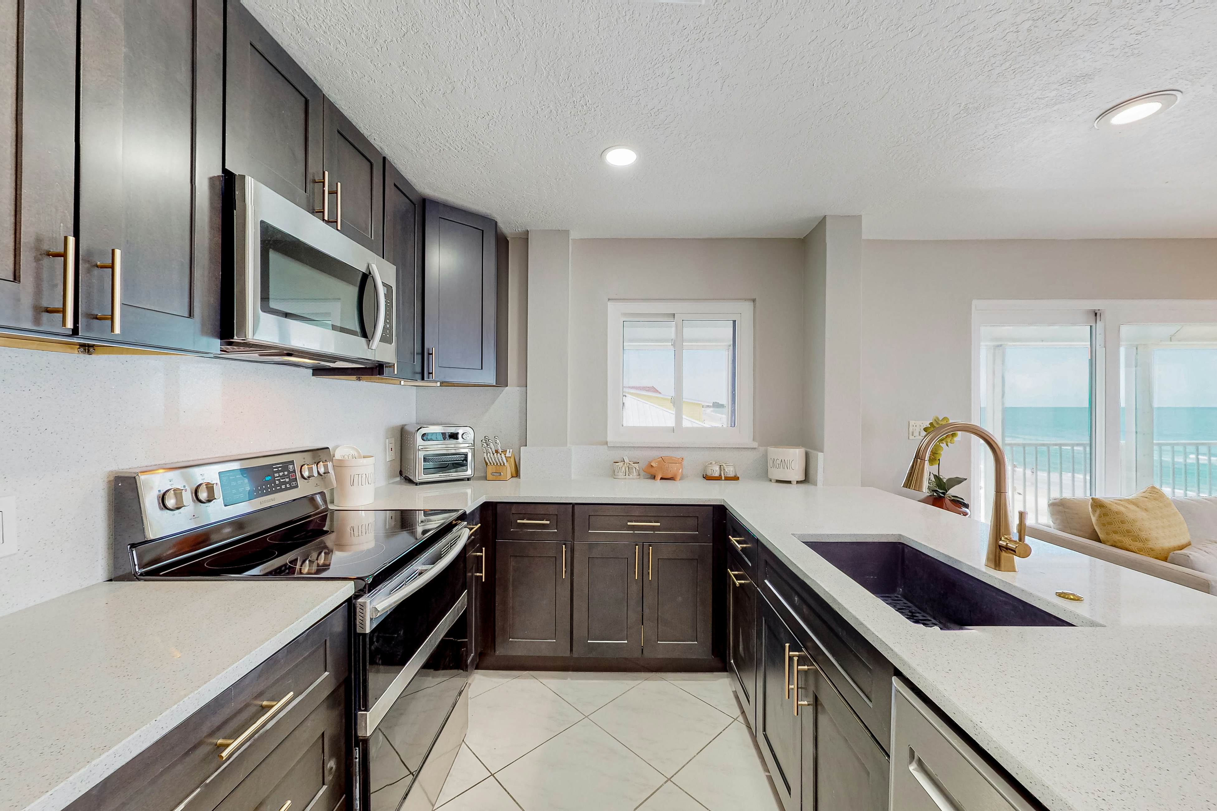 Arena de Madeira, Unit 301 | Condo in Madeira Beach steps from the sand