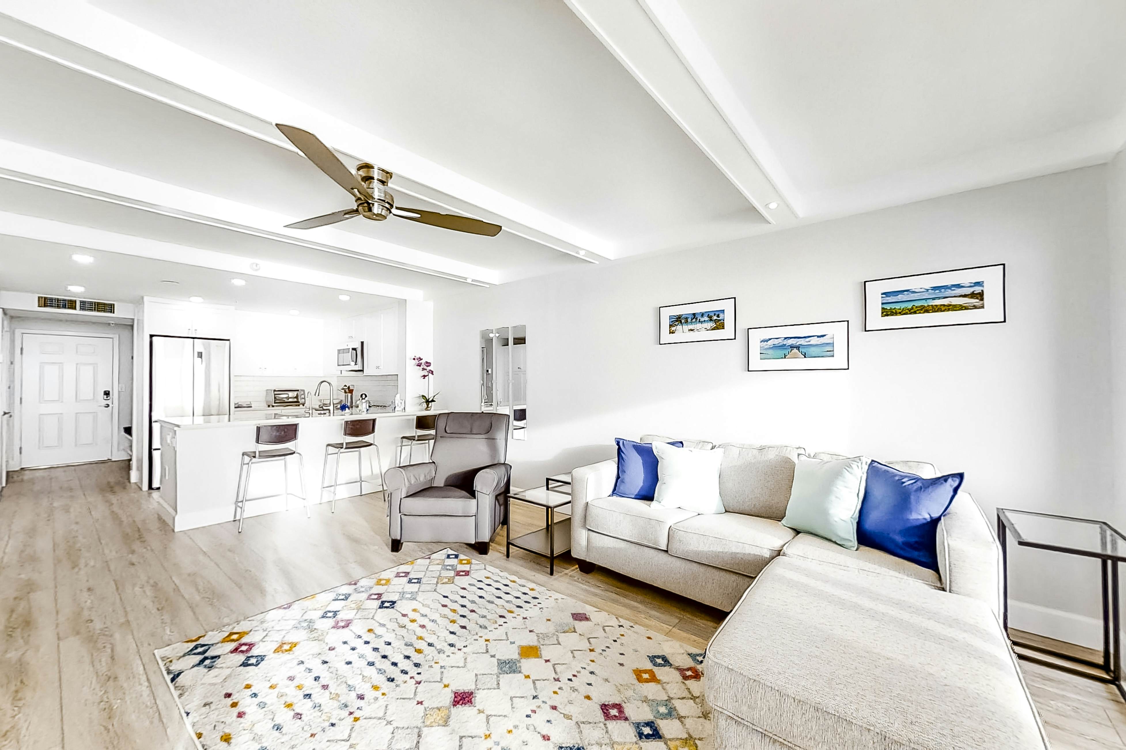 Fun & Bright Beachfront Condo W/ Shared Pool/Pool Spa, Gulf View, & Free WiFi