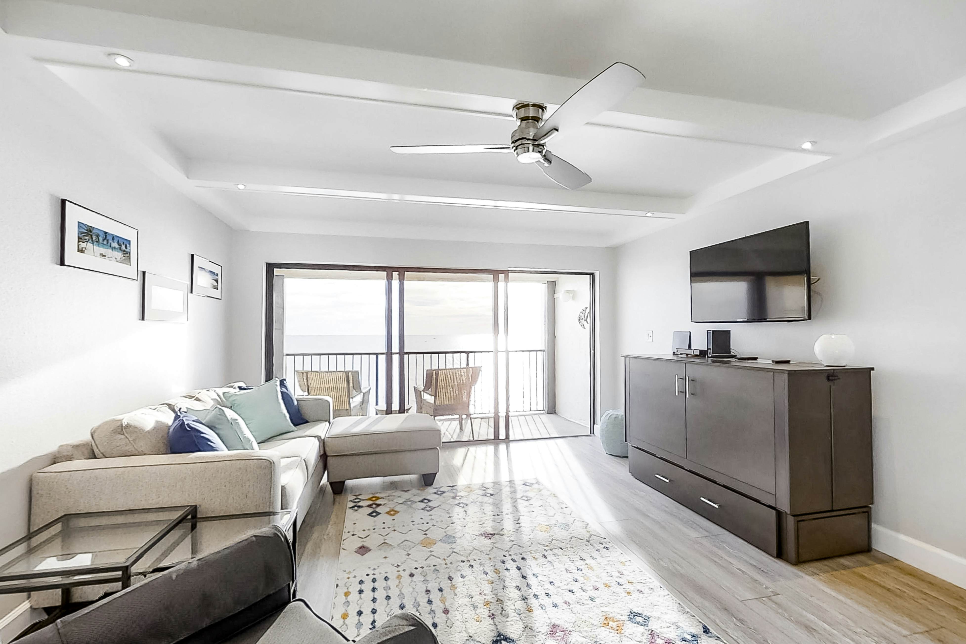 Fun & Bright Beachfront Condo W/ Shared Pool/Pool Spa, Gulf View, & Free WiFi