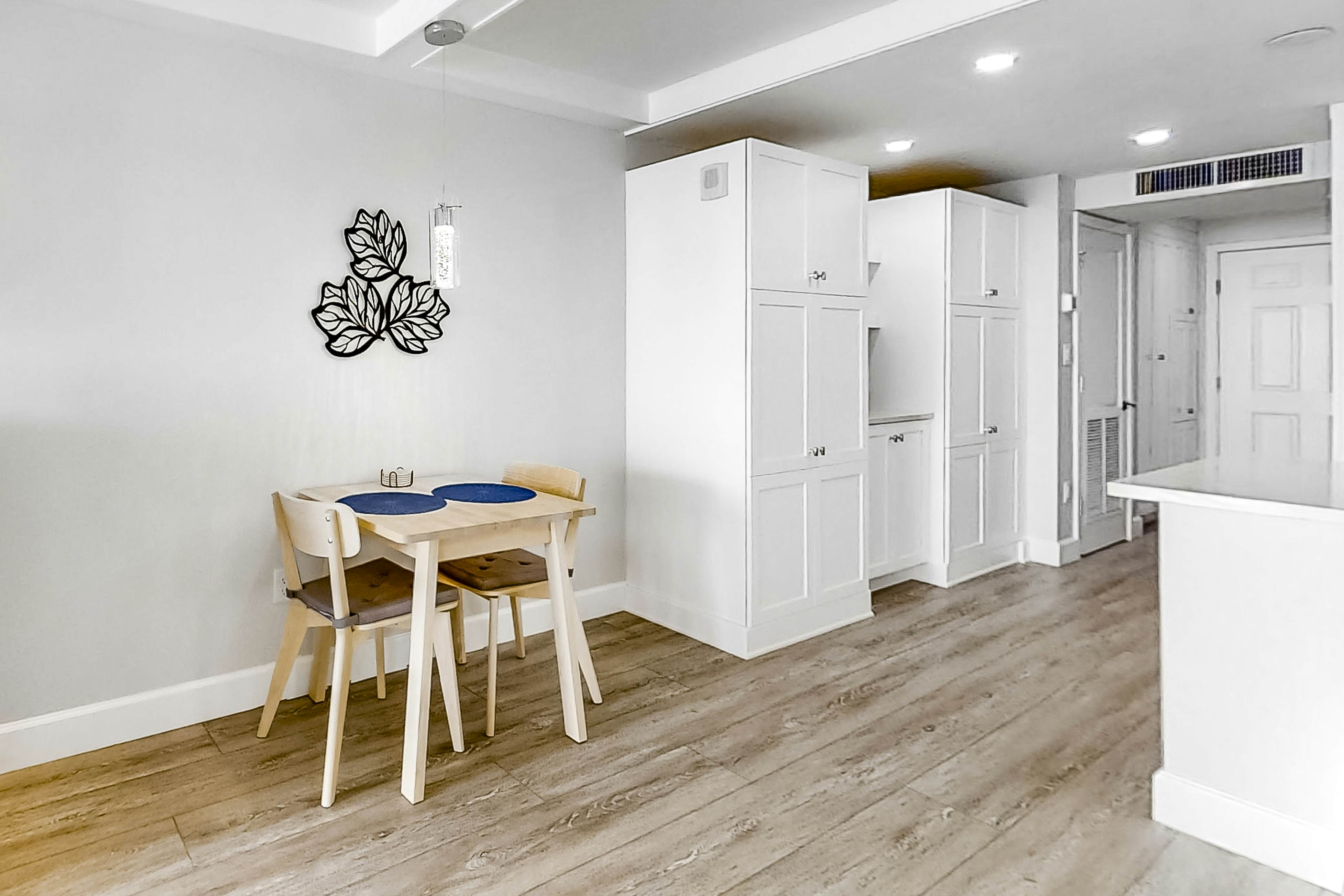 Fun & Bright Beachfront Condo W/ Shared Pool/Pool Spa, Gulf View, & Free WiFi