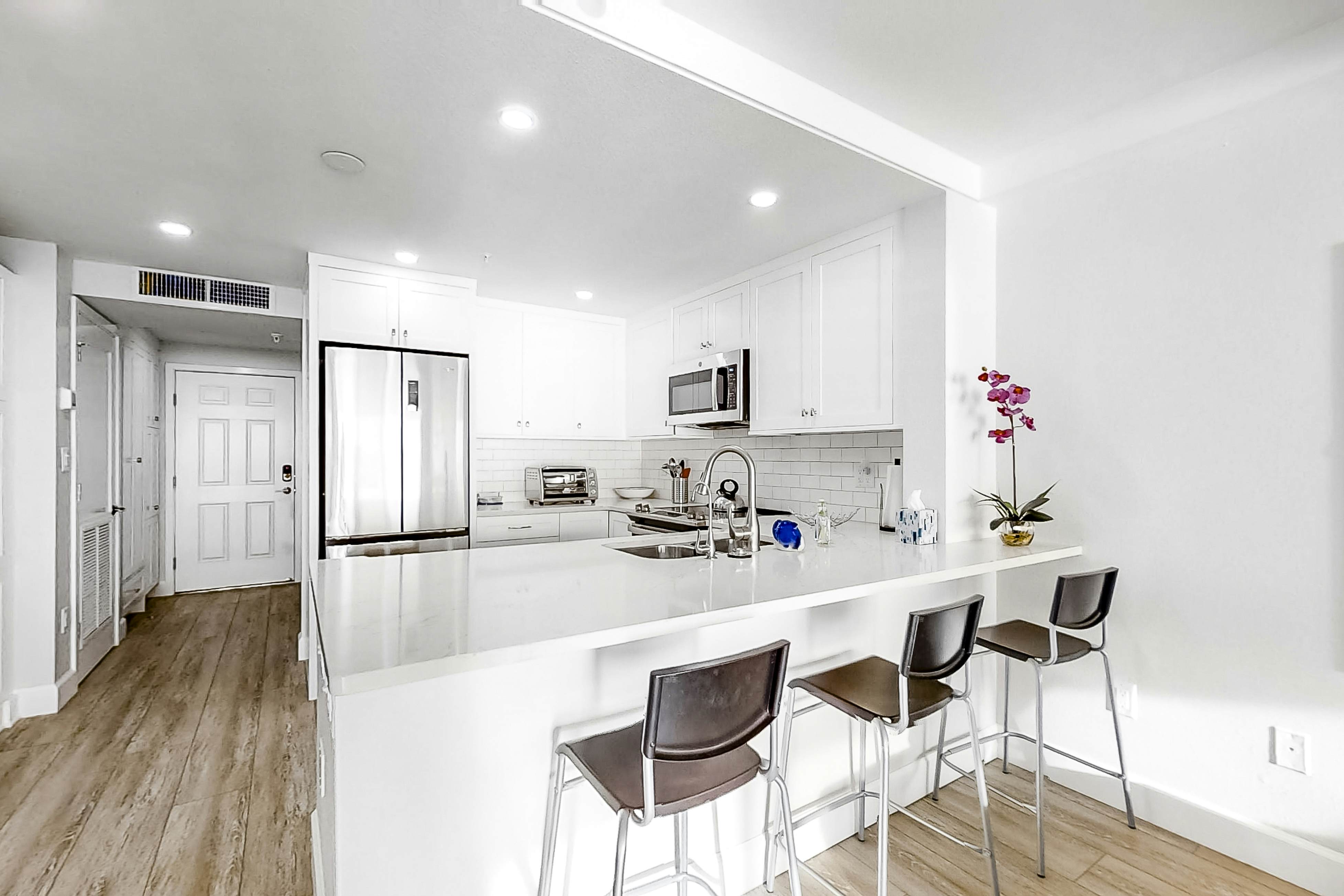 Fun & Bright Beachfront Condo W/ Shared Pool/Pool Spa, Gulf View, & Free WiFi