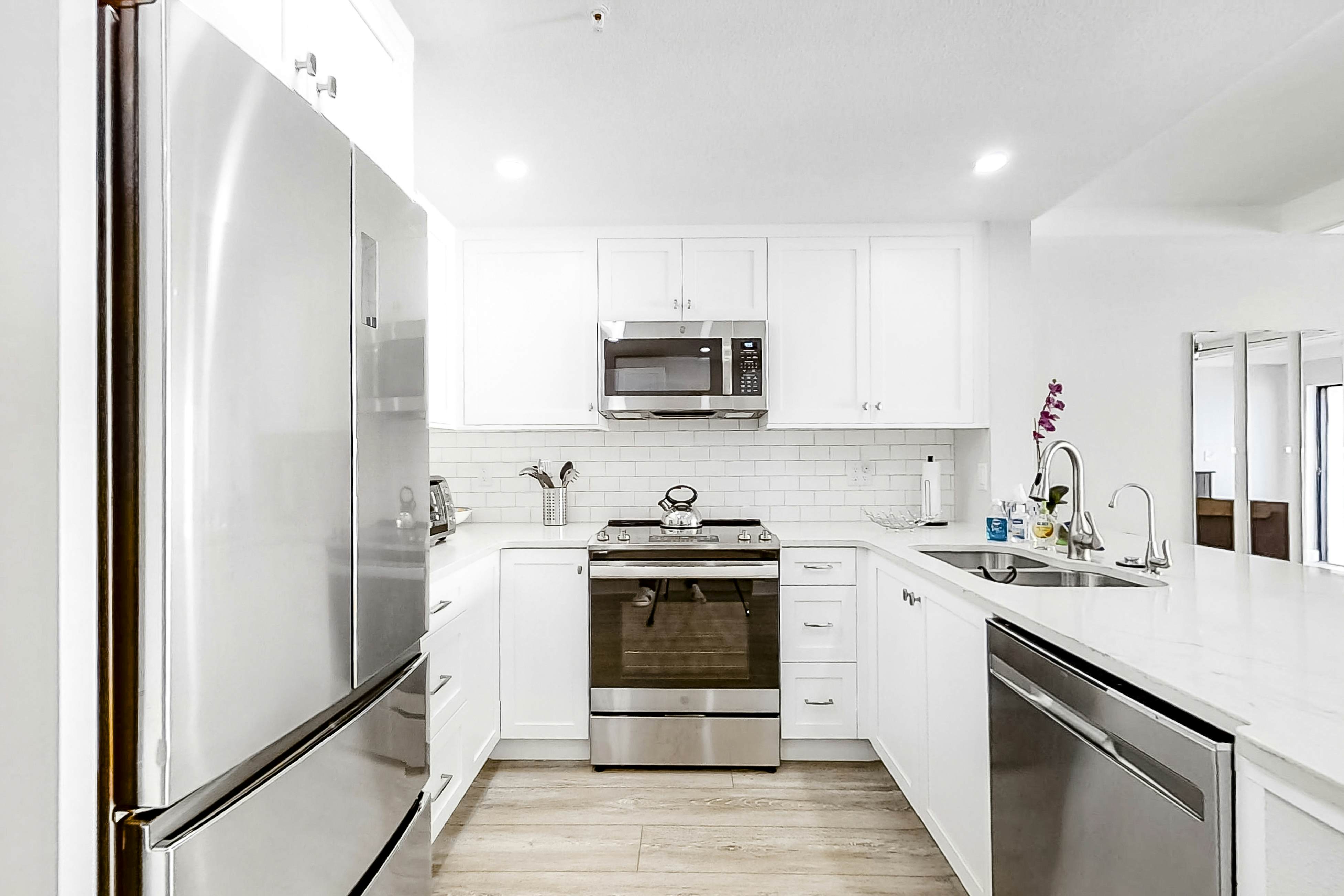 Fun & Bright Beachfront Condo W/ Shared Pool/Pool Spa, Gulf View, & Free WiFi