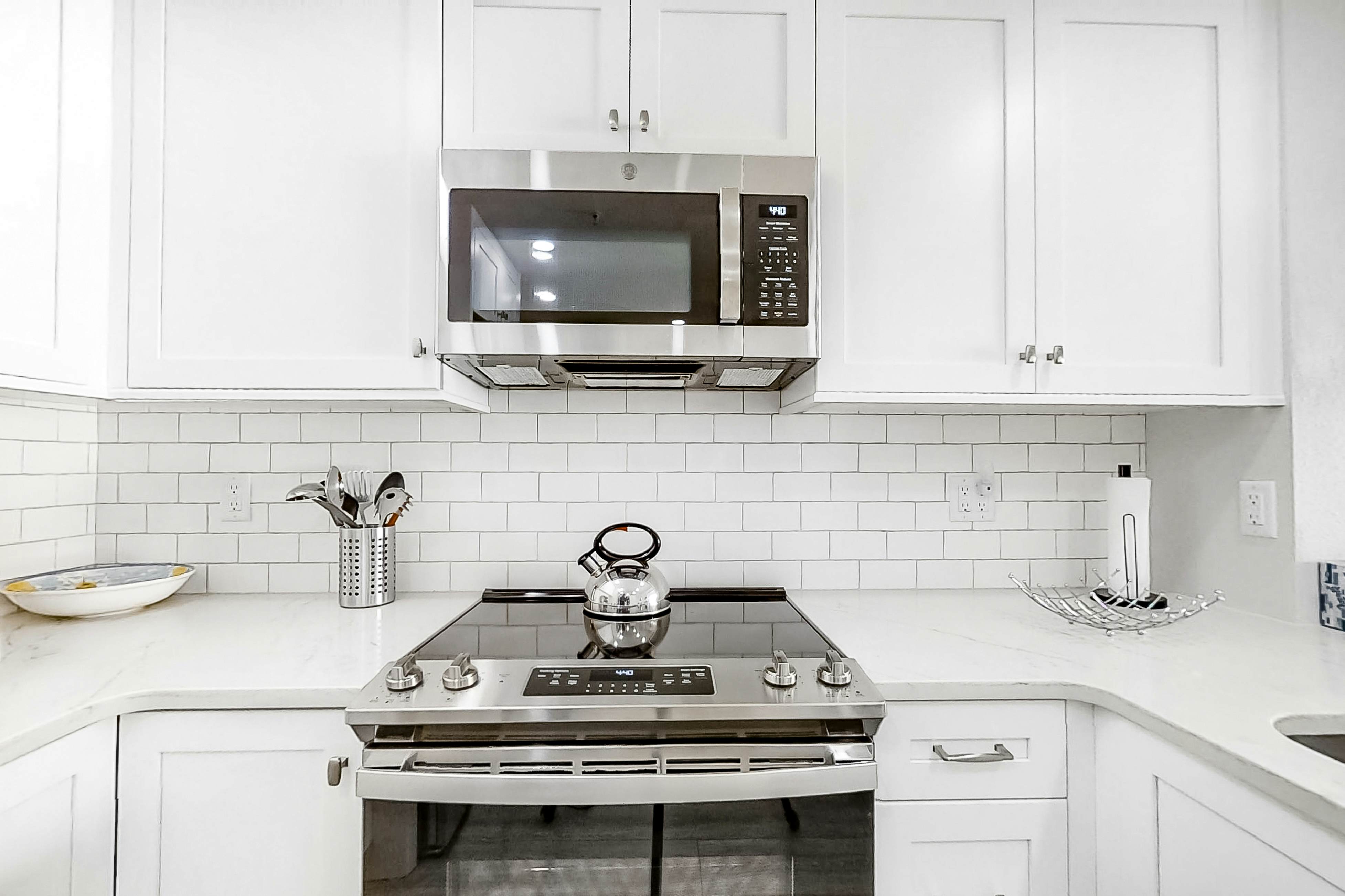 Fun & Bright Beachfront Condo W/ Shared Pool/Pool Spa, Gulf View, & Free WiFi