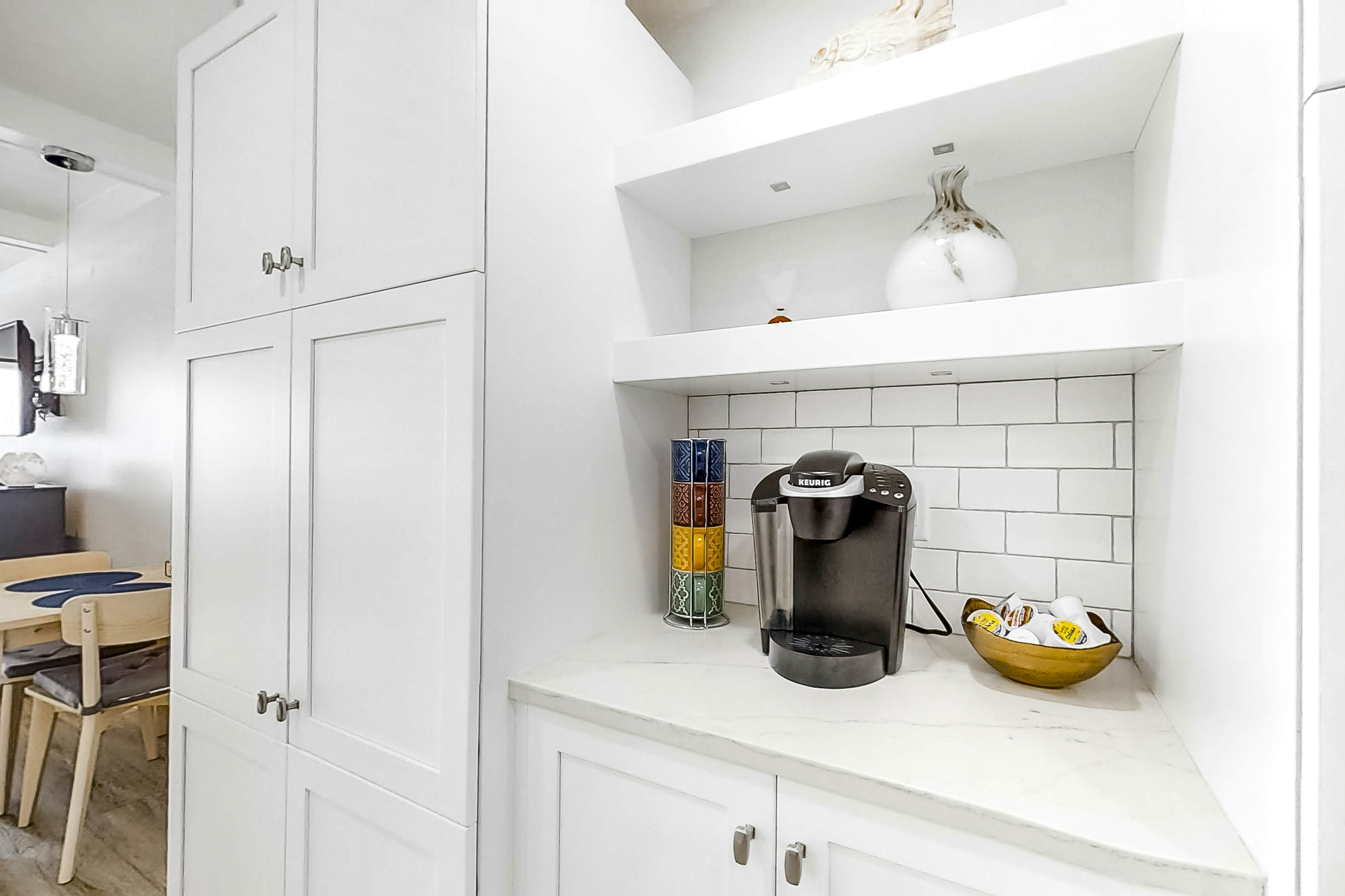 Fun & Bright Beachfront Condo W/ Shared Pool/Pool Spa, Gulf View, & Free WiFi