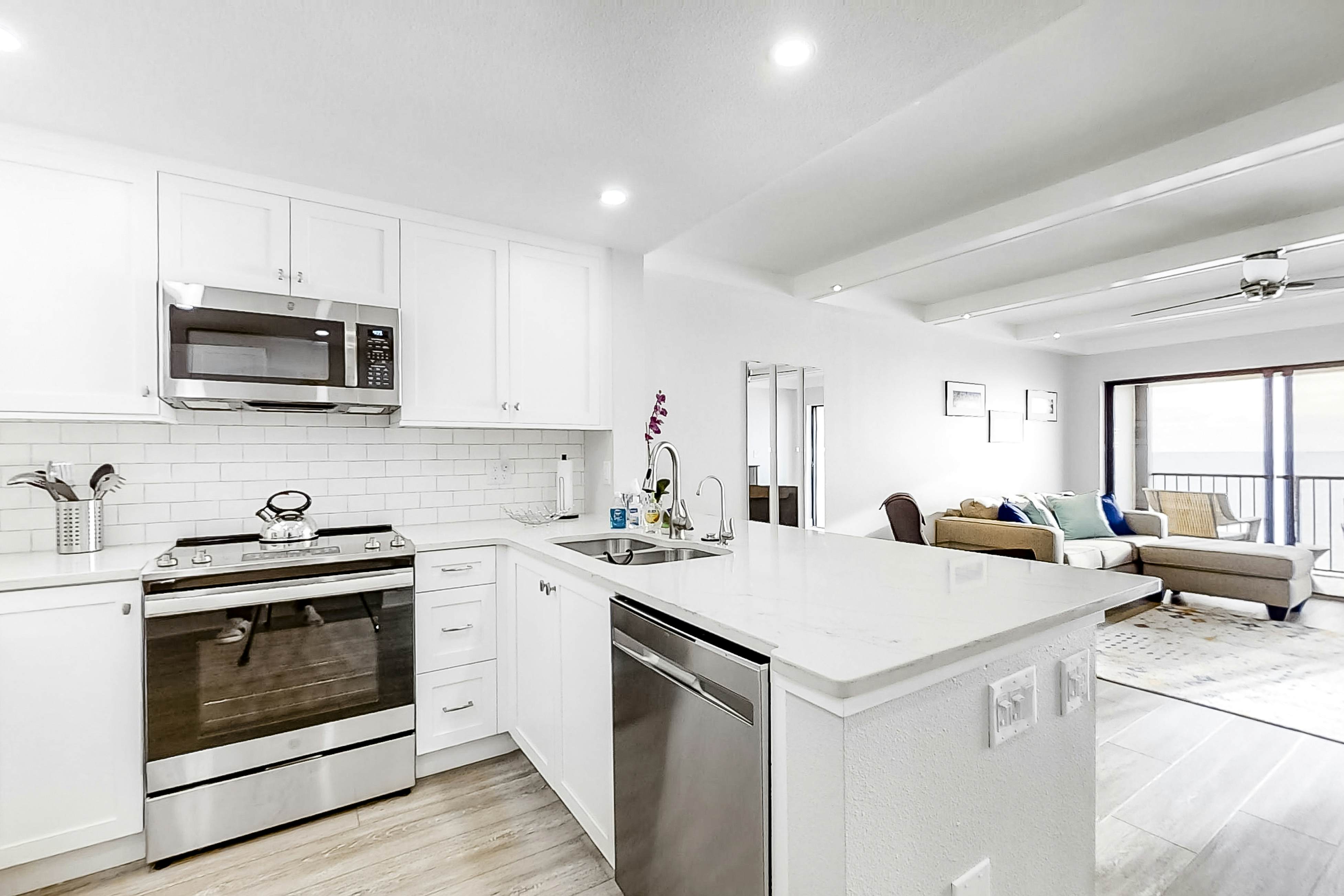 Fun & Bright Beachfront Condo W/ Shared Pool/Pool Spa, Gulf View, & Free WiFi