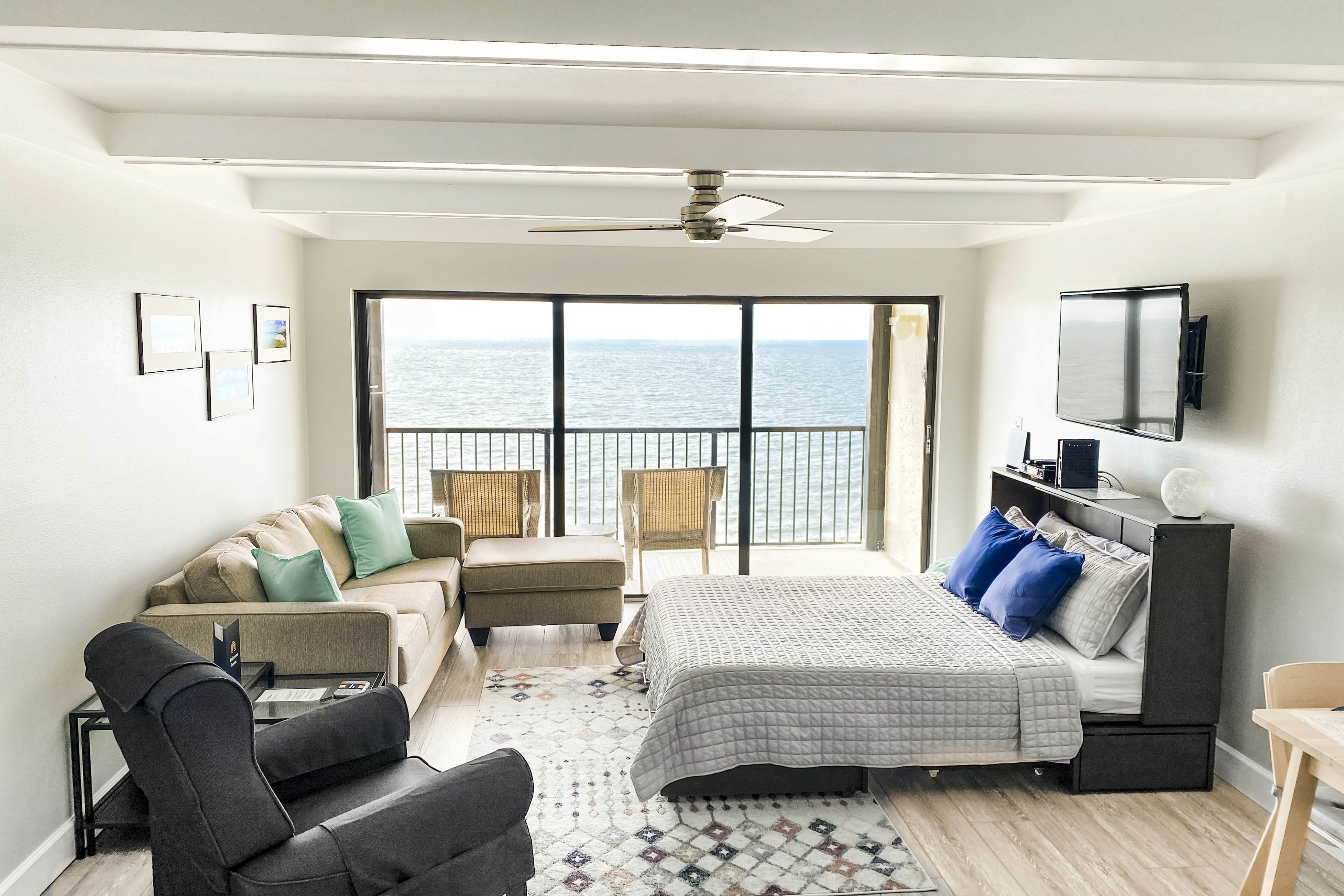 Fun & Bright Beachfront Condo W/ Shared Pool/Pool Spa, Gulf View, & Free WiFi