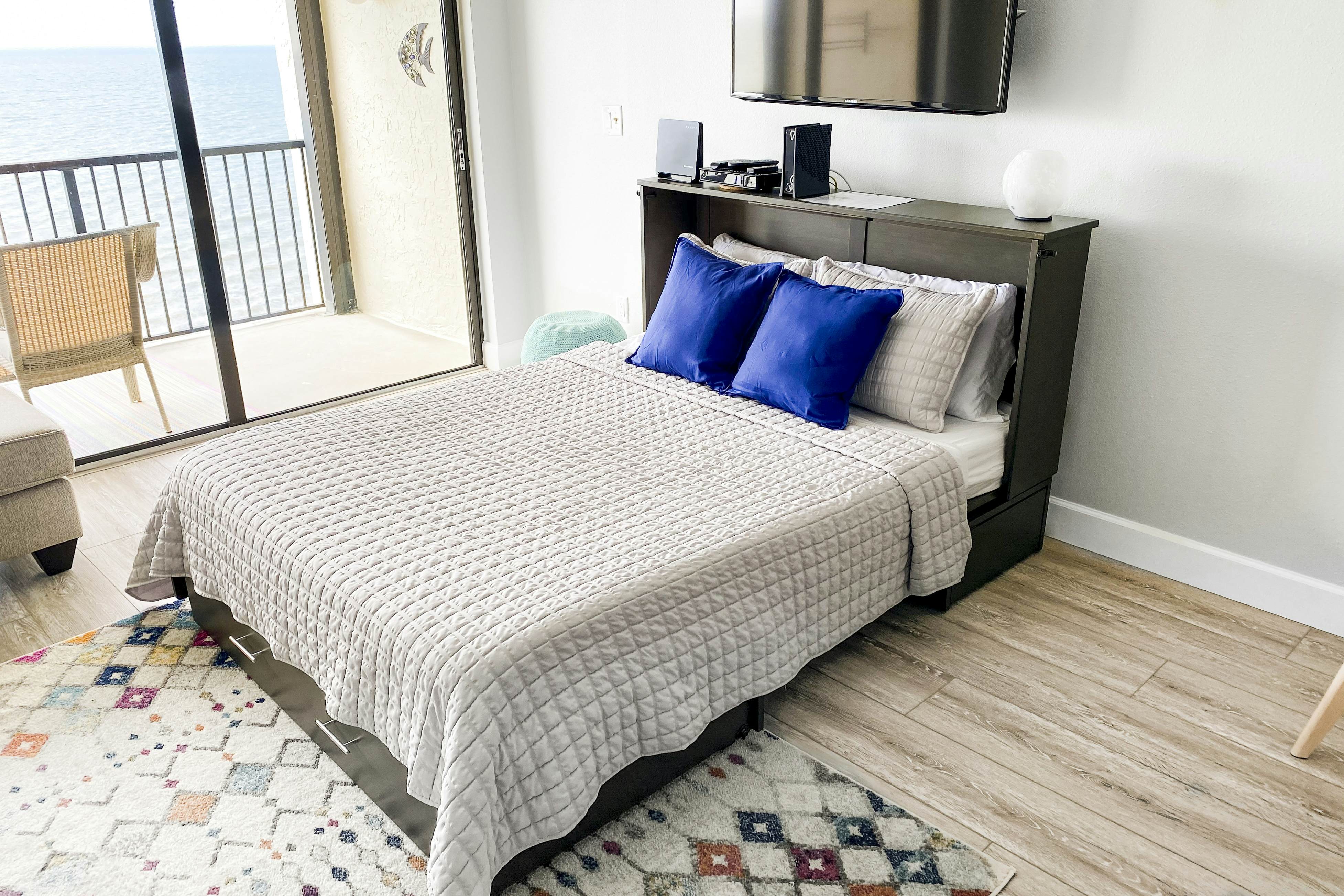 Fun & Bright Beachfront Condo W/ Shared Pool/Pool Spa, Gulf View, & Free WiFi