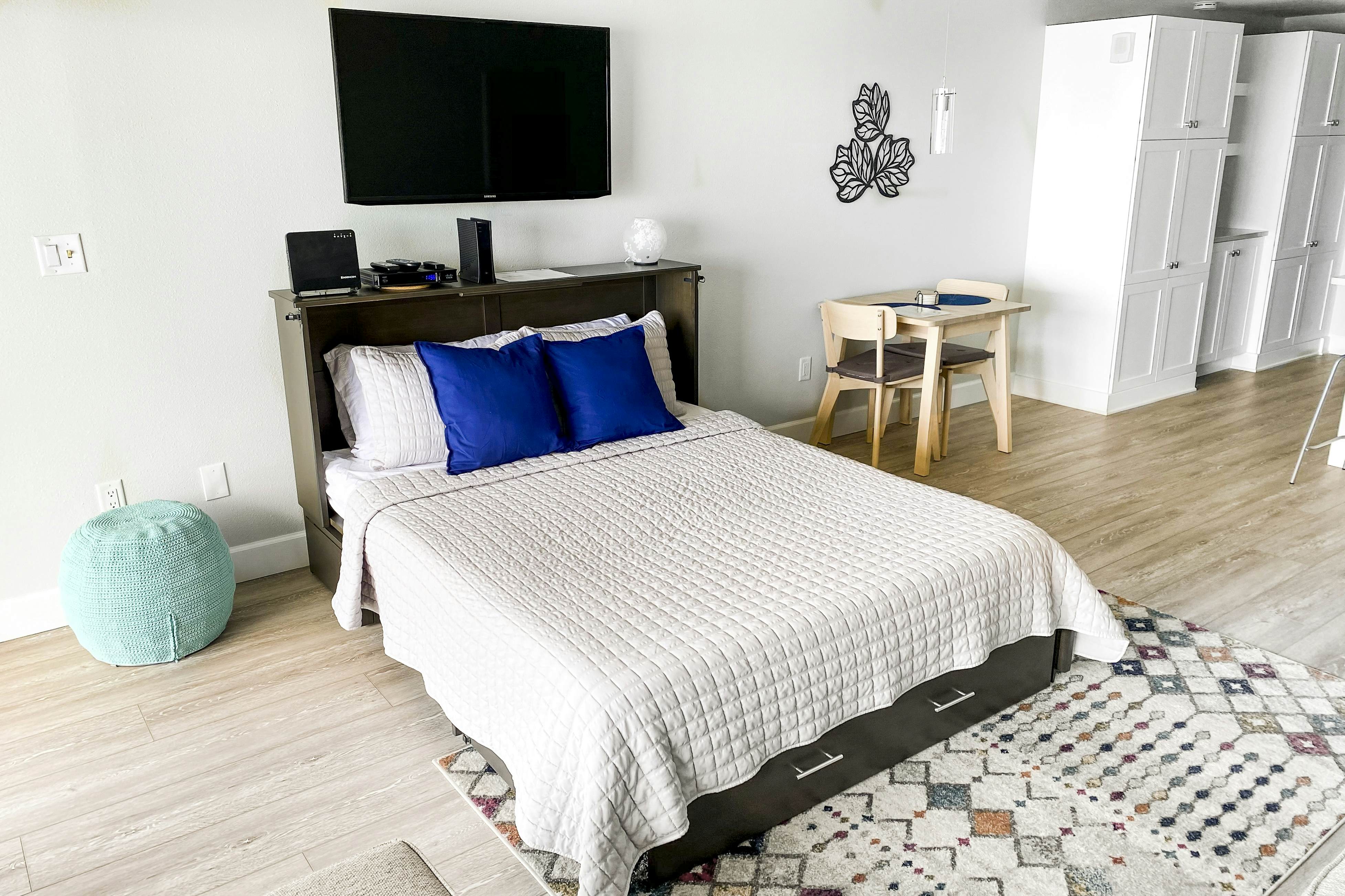 Fun & Bright Beachfront Condo W/ Shared Pool/Pool Spa, Gulf View, & Free WiFi