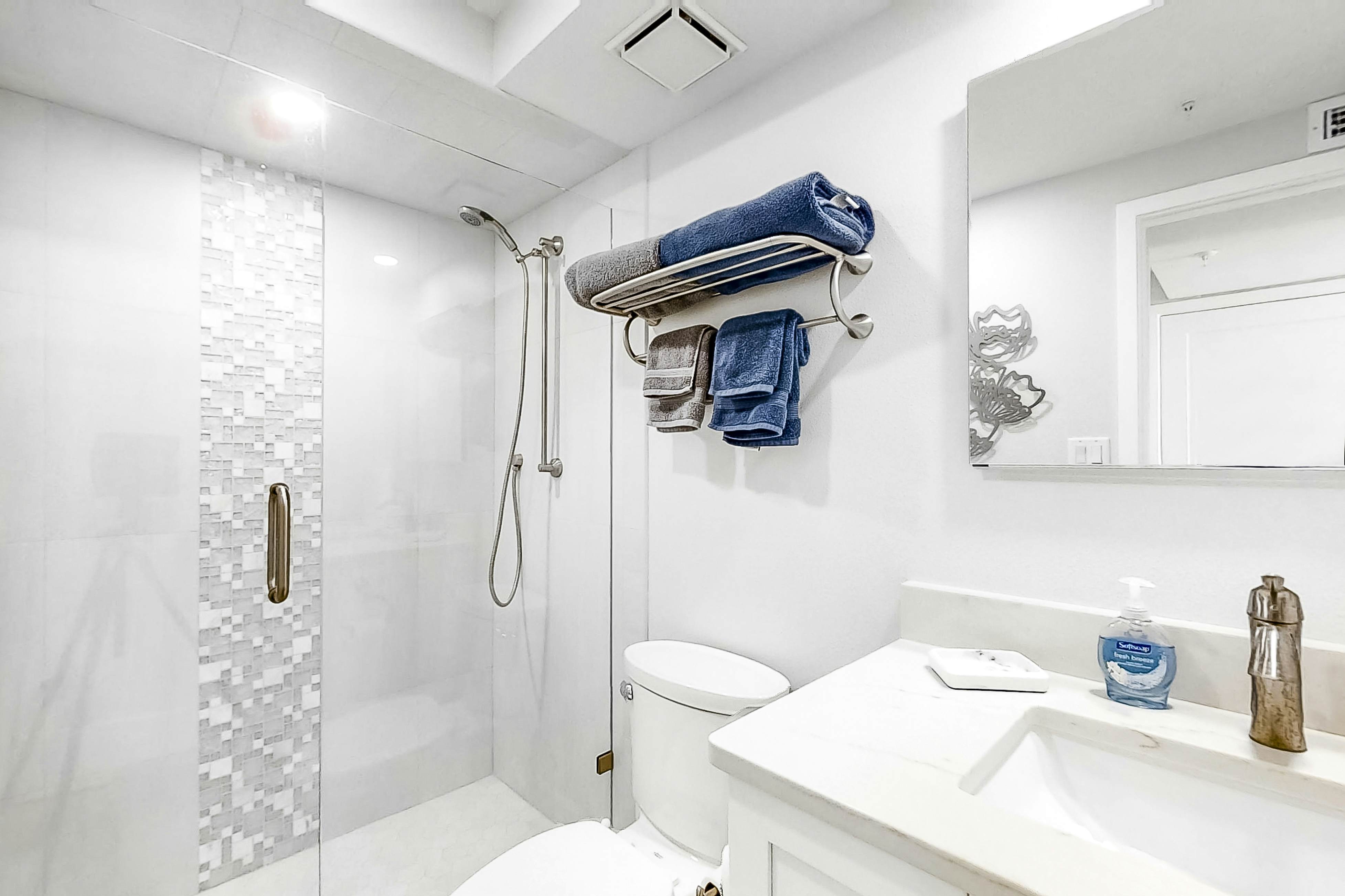 Fun & Bright Beachfront Condo W/ Shared Pool/Pool Spa, Gulf View, & Free WiFi