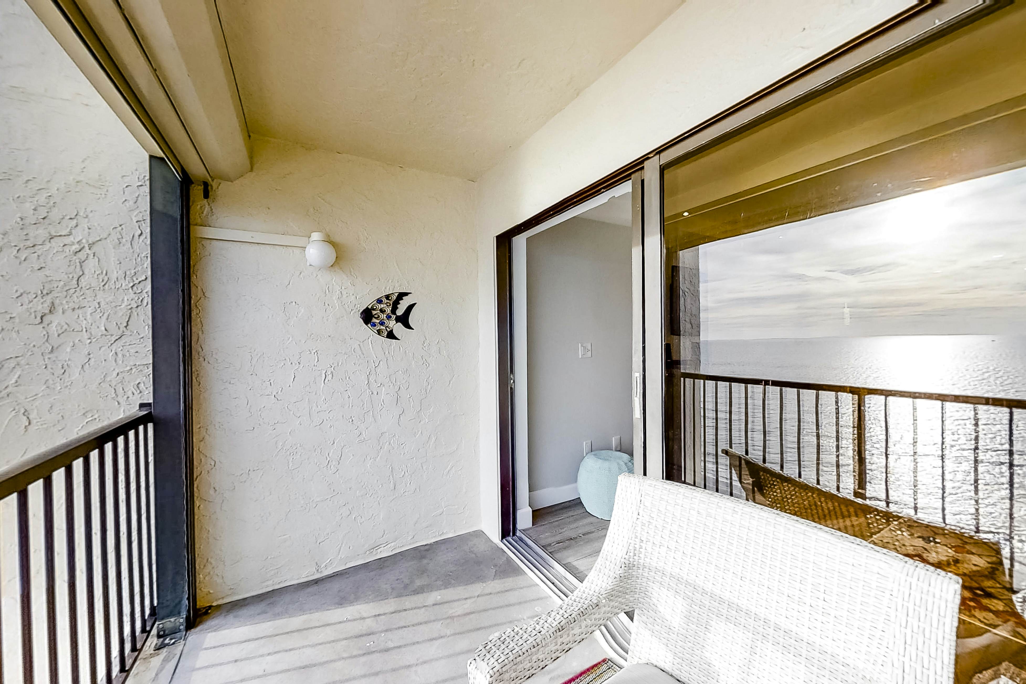 Fun & Bright Beachfront Condo W/ Shared Pool/Pool Spa, Gulf View, & Free WiFi