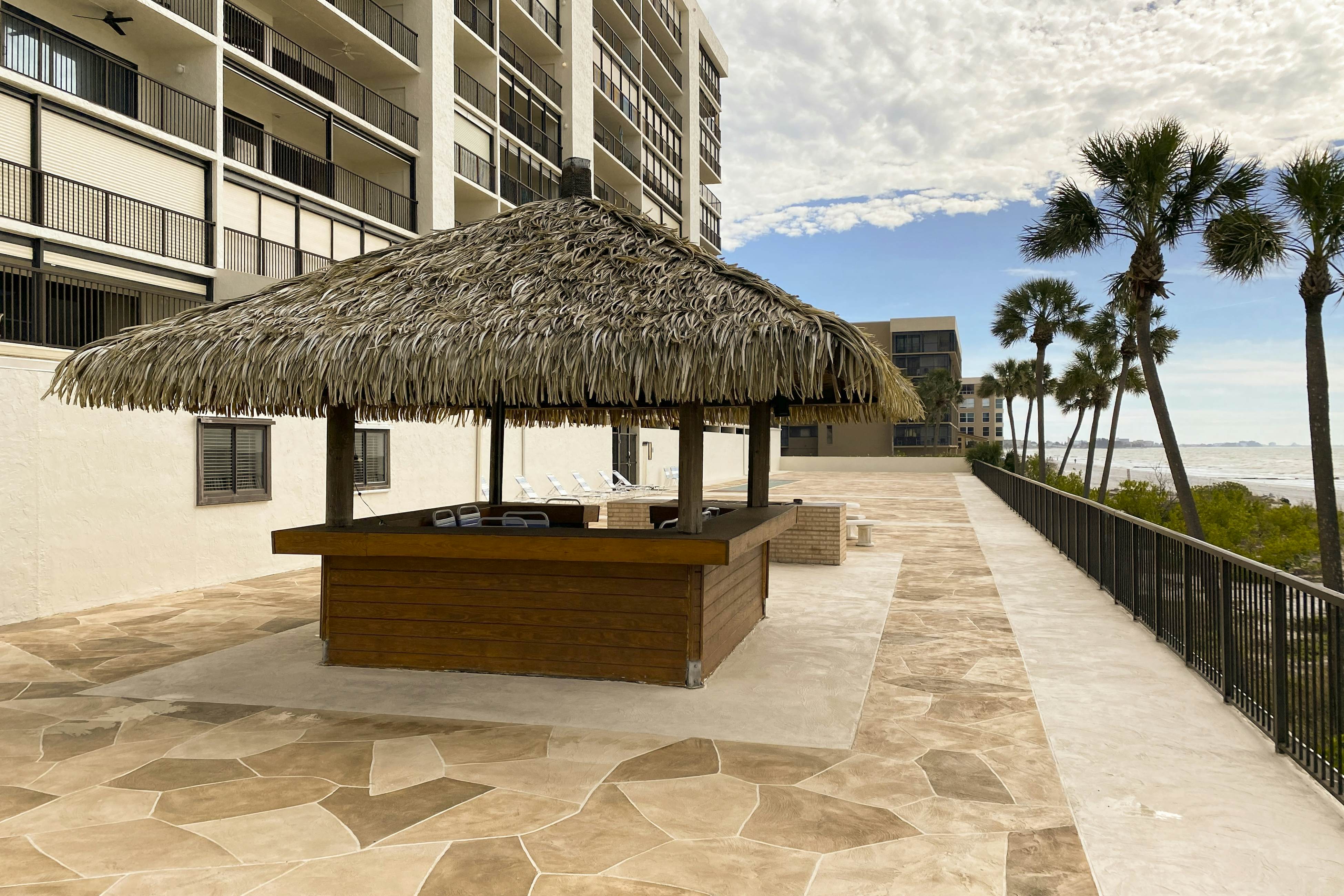 Fun & Bright Beachfront Condo W/ Shared Pool/Pool Spa, Gulf View, & Free WiFi