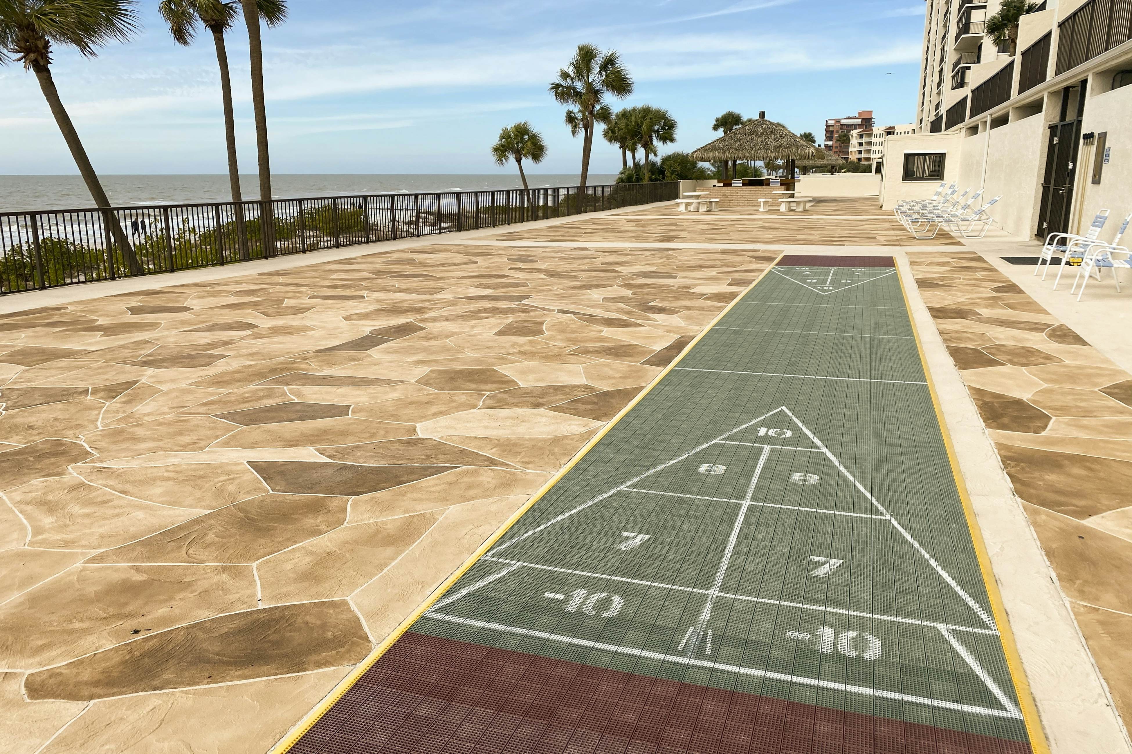 Fun & Bright Beachfront Condo W/ Shared Pool/Pool Spa, Gulf View, & Free WiFi