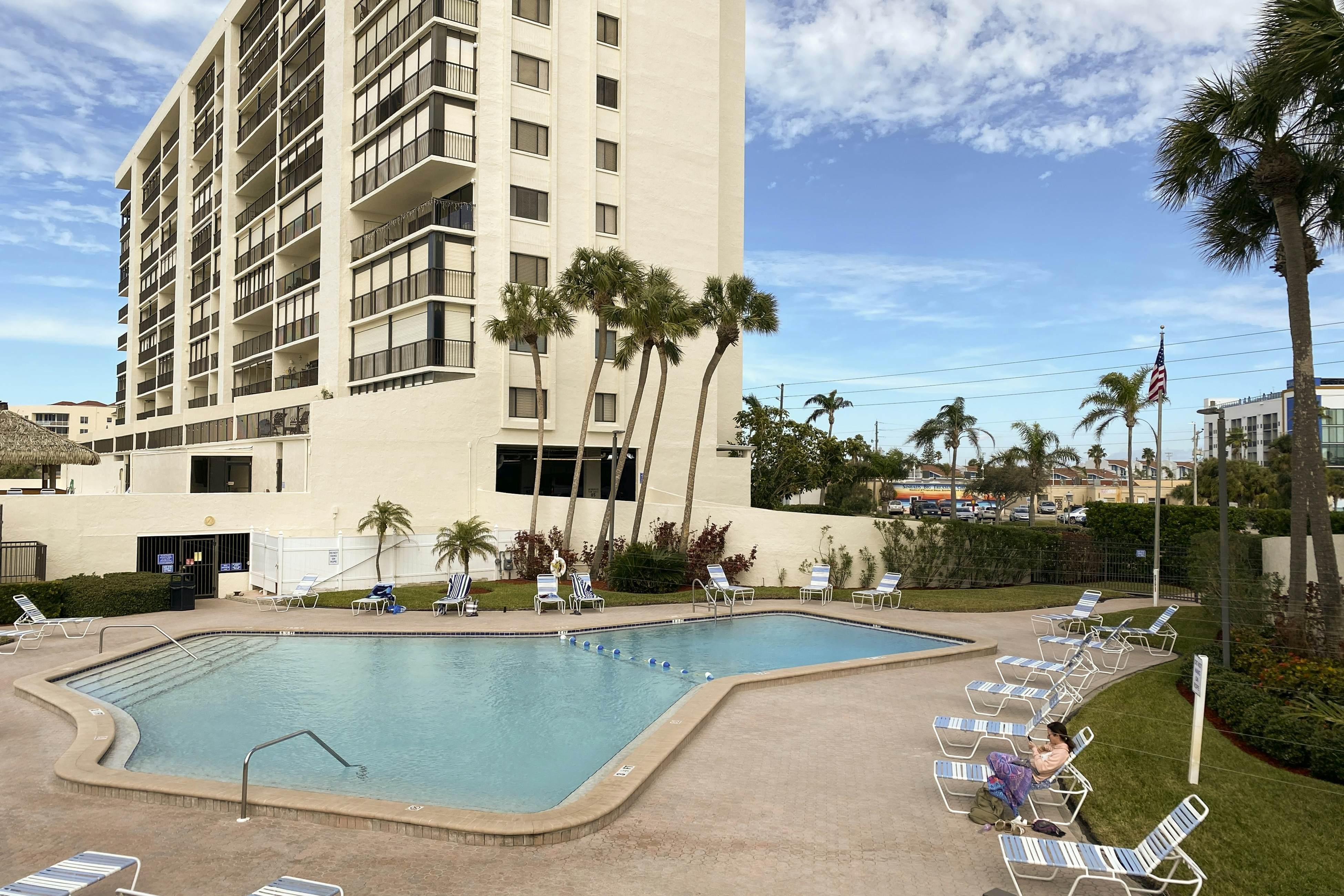 Fun & Bright Beachfront Condo W/ Shared Pool/Pool Spa, Gulf View, & Free WiFi