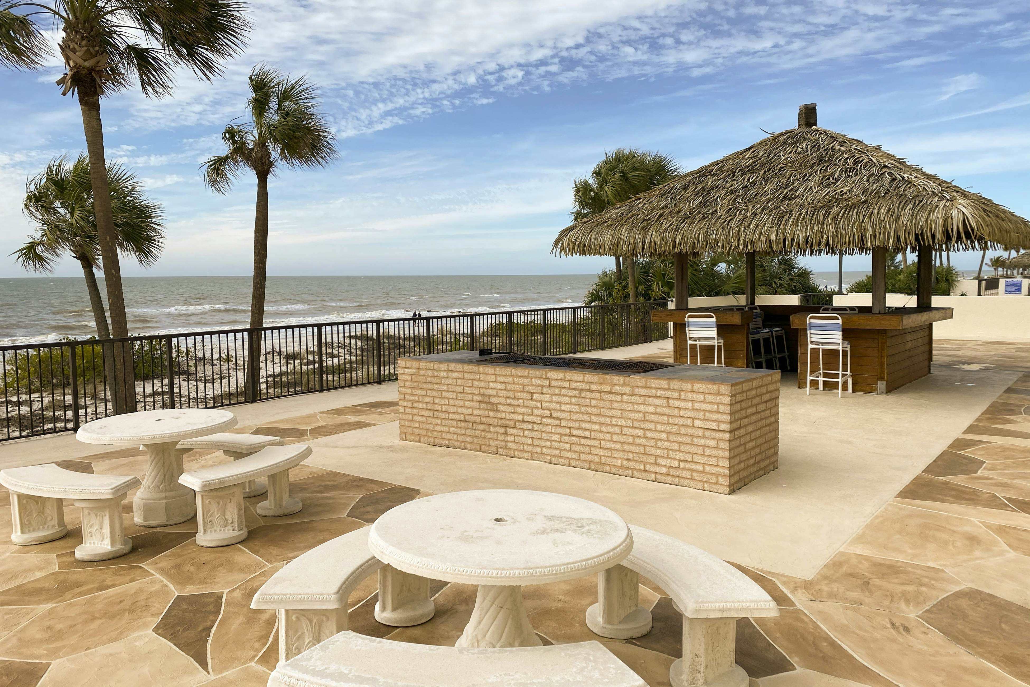 Fun & Bright Beachfront Condo W/ Shared Pool/Pool Spa, Gulf View, & Free WiFi