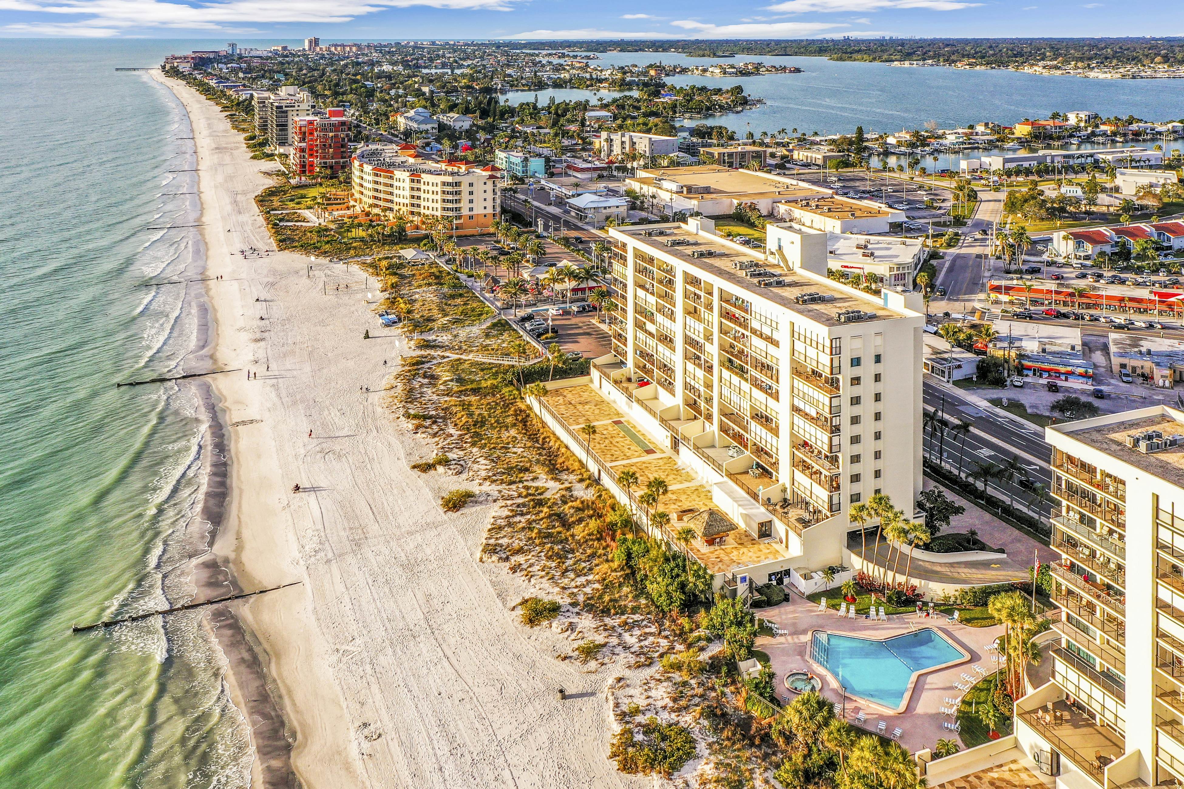 Fun & Bright Beachfront Condo W/ Shared Pool/Pool Spa, Gulf View, & Free WiFi