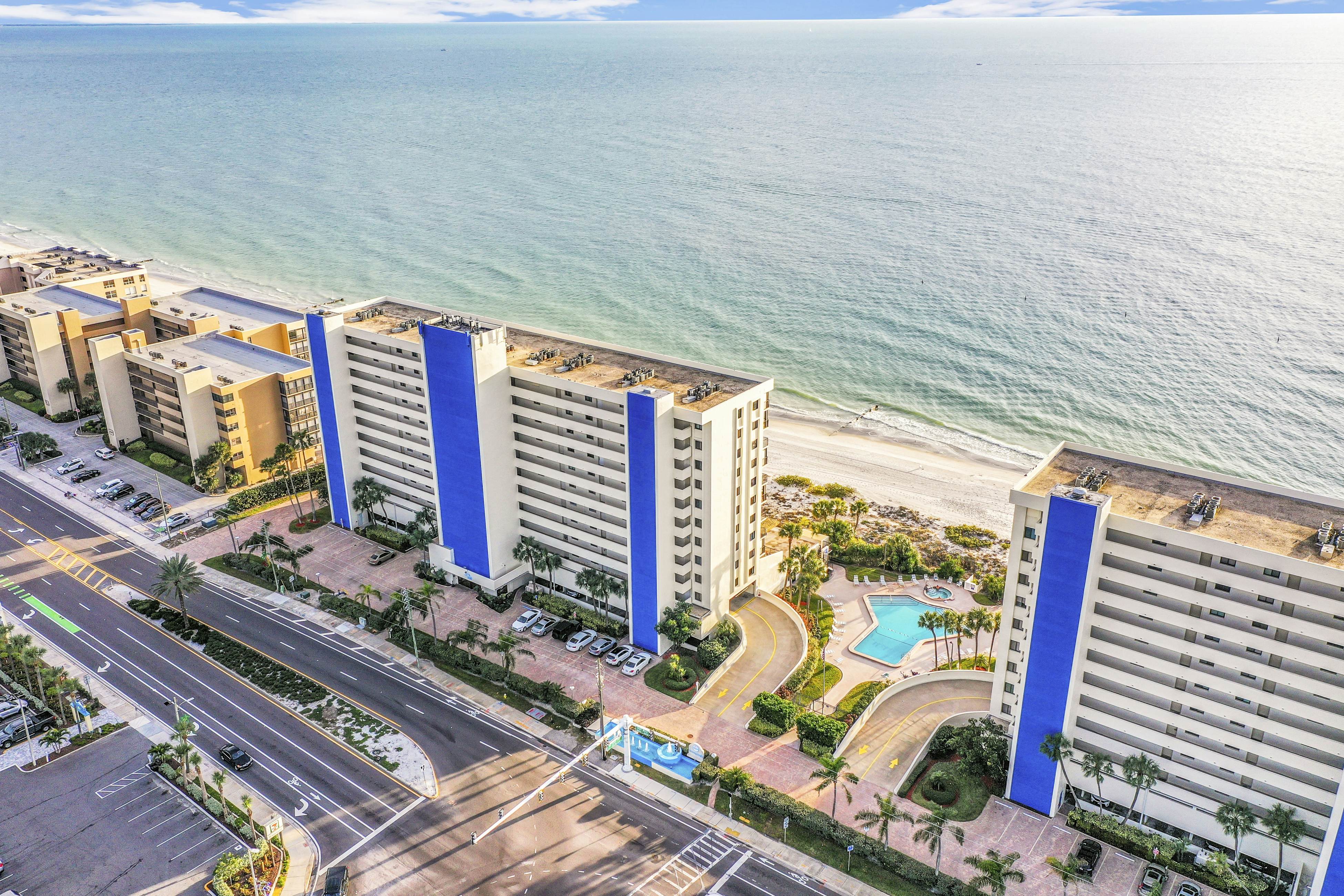 Fun & Bright Beachfront Condo W/ Shared Pool/Pool Spa, Gulf View, & Free WiFi