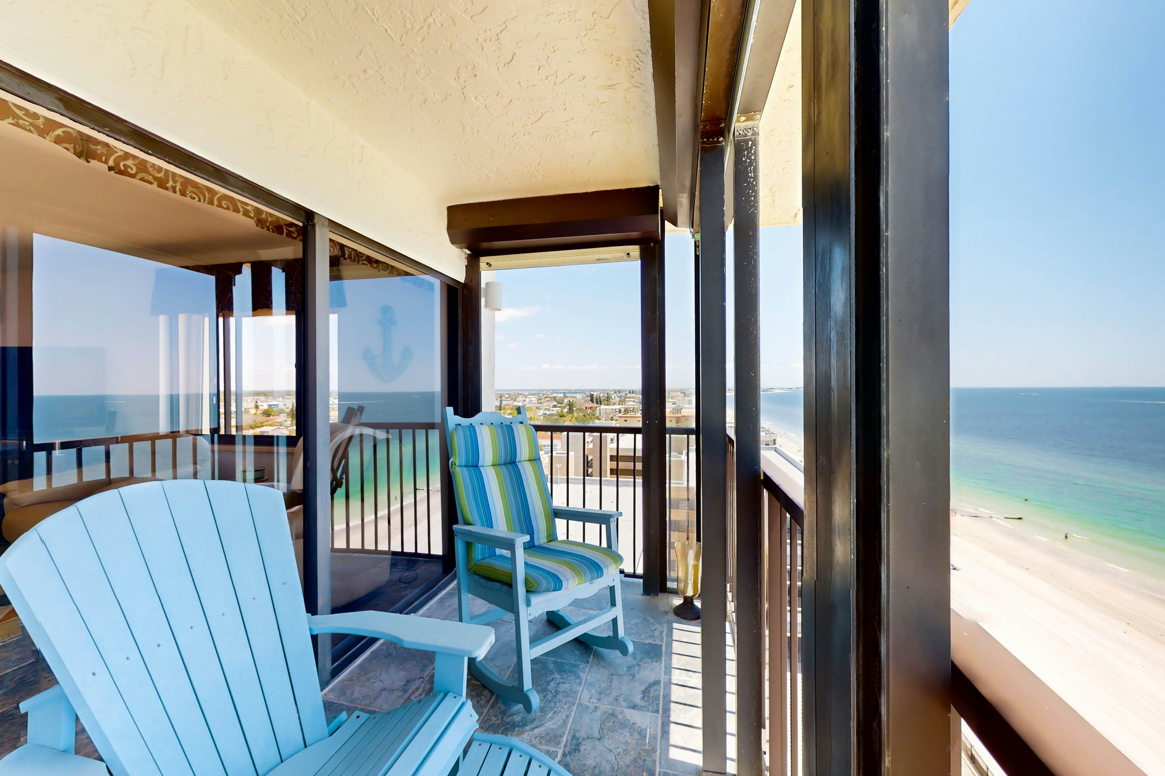 Oceanfront condo w/ stunning views, fully equipped kitchen, shared hot tub/pool