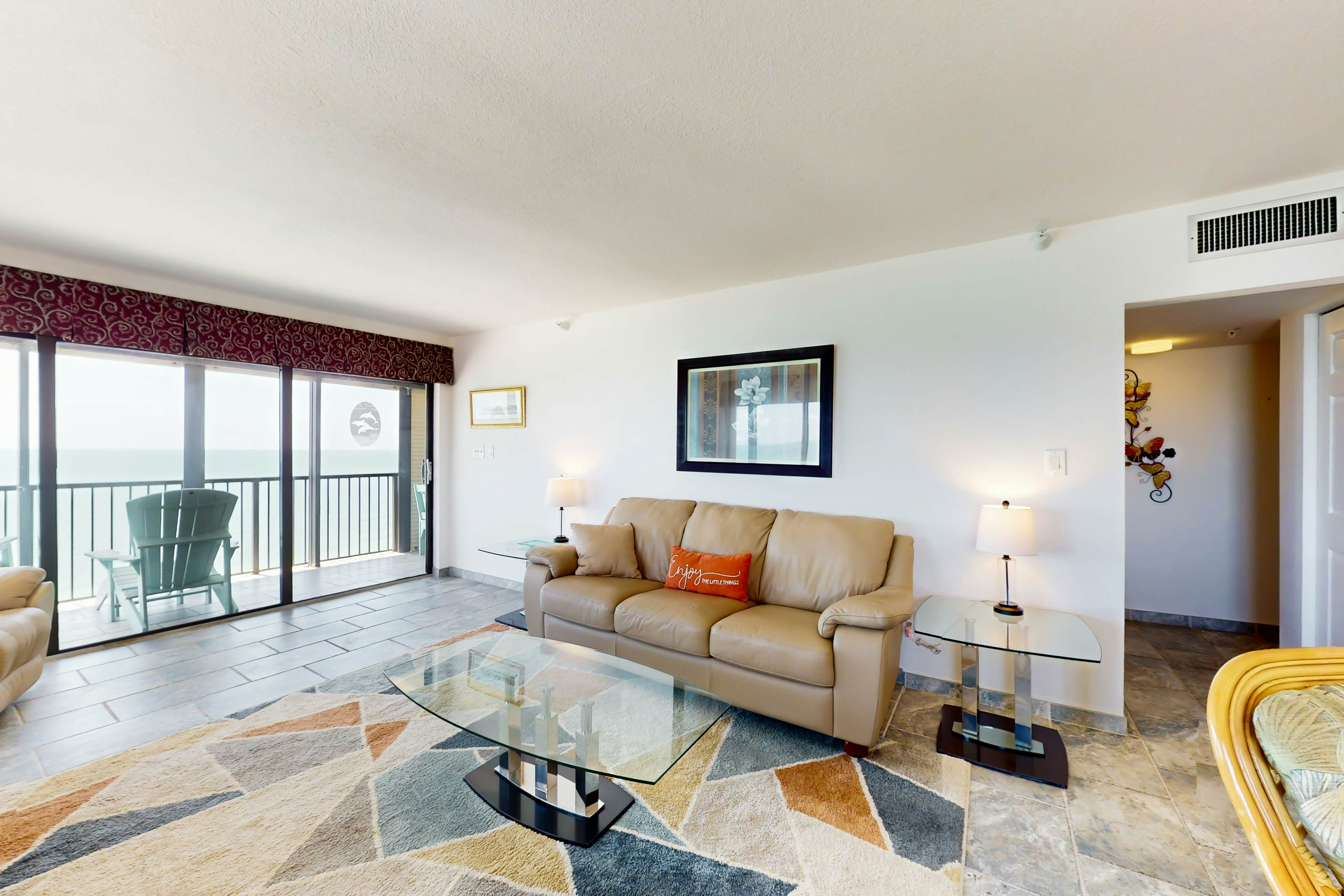 Oceanfront condo w/ stunning views, fully equipped kitchen, shared hot tub/pool