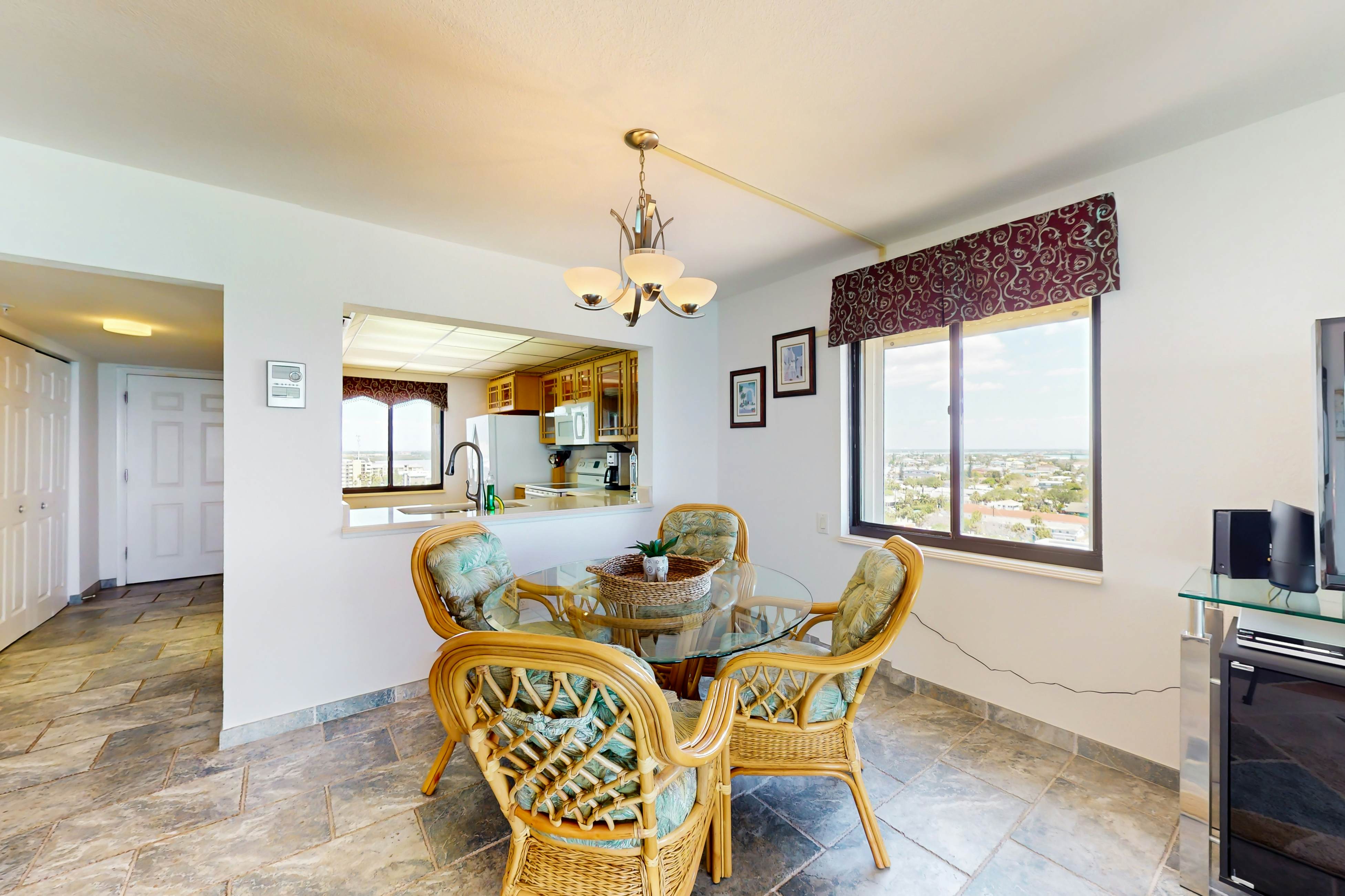 Oceanfront condo w/ stunning views, fully equipped kitchen, shared hot tub/pool