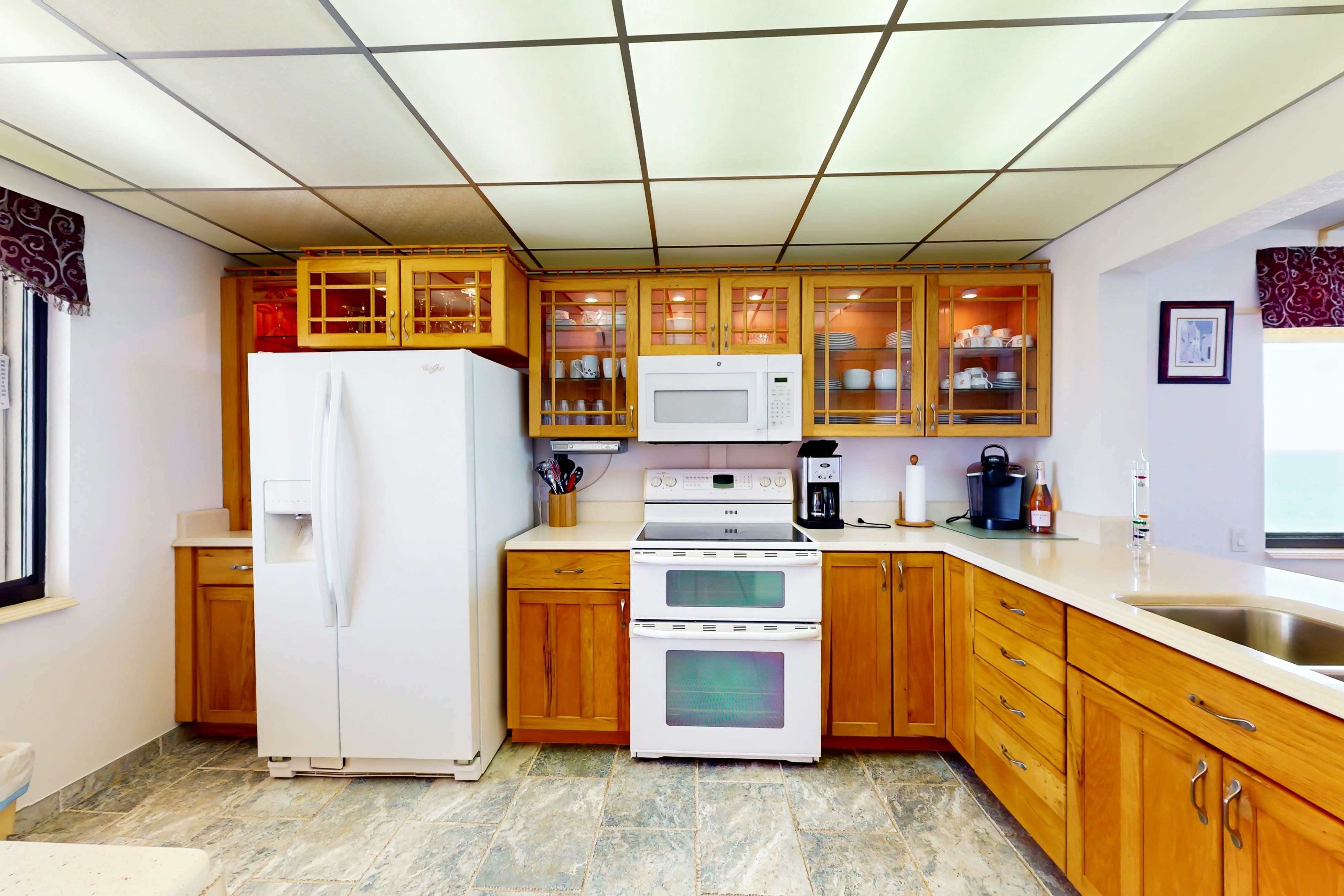 Oceanfront condo w/ stunning views, fully equipped kitchen, shared hot tub/pool