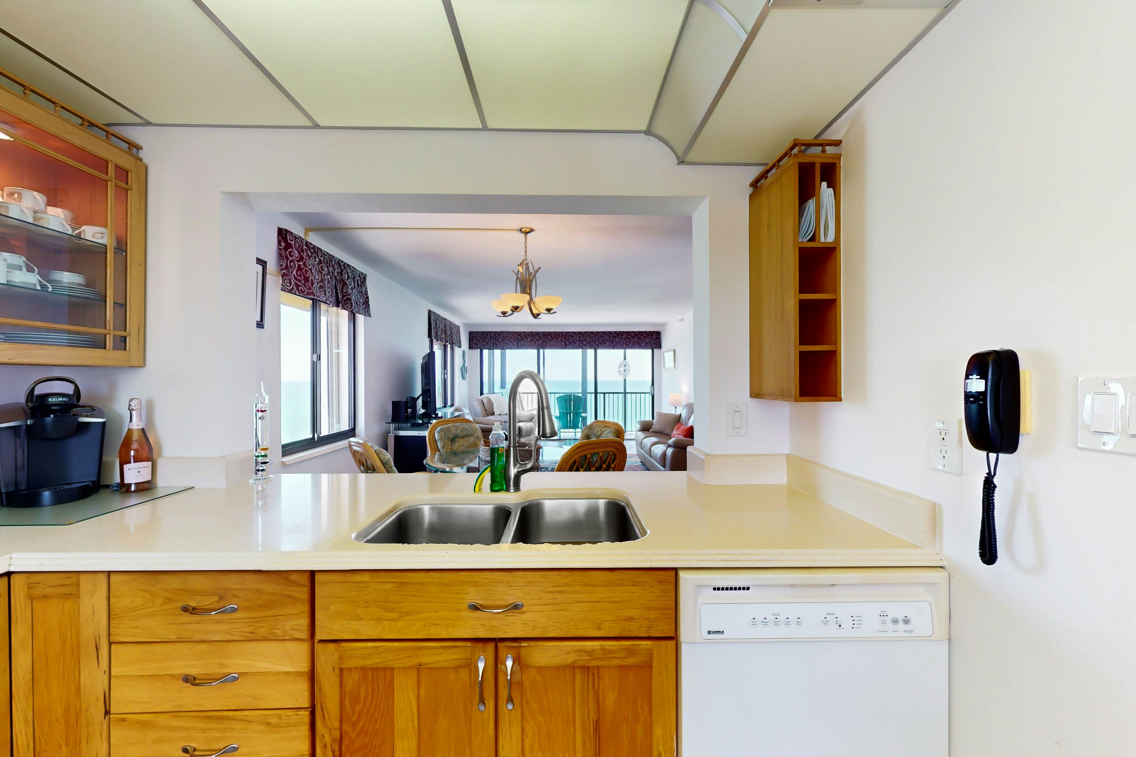 Oceanfront condo w/ stunning views, fully equipped kitchen, shared hot tub/pool