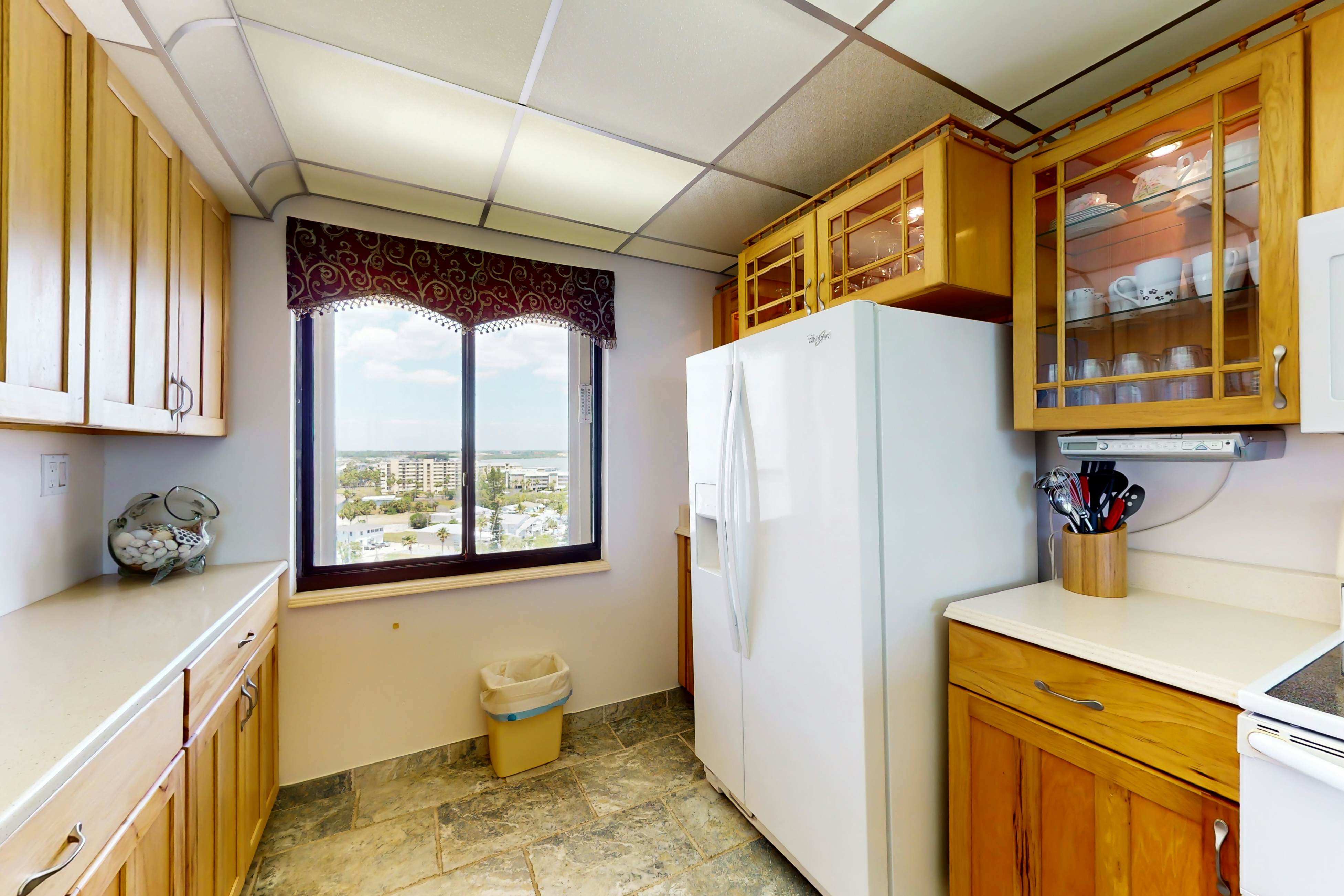 Oceanfront condo w/ stunning views, fully equipped kitchen, shared hot tub/pool