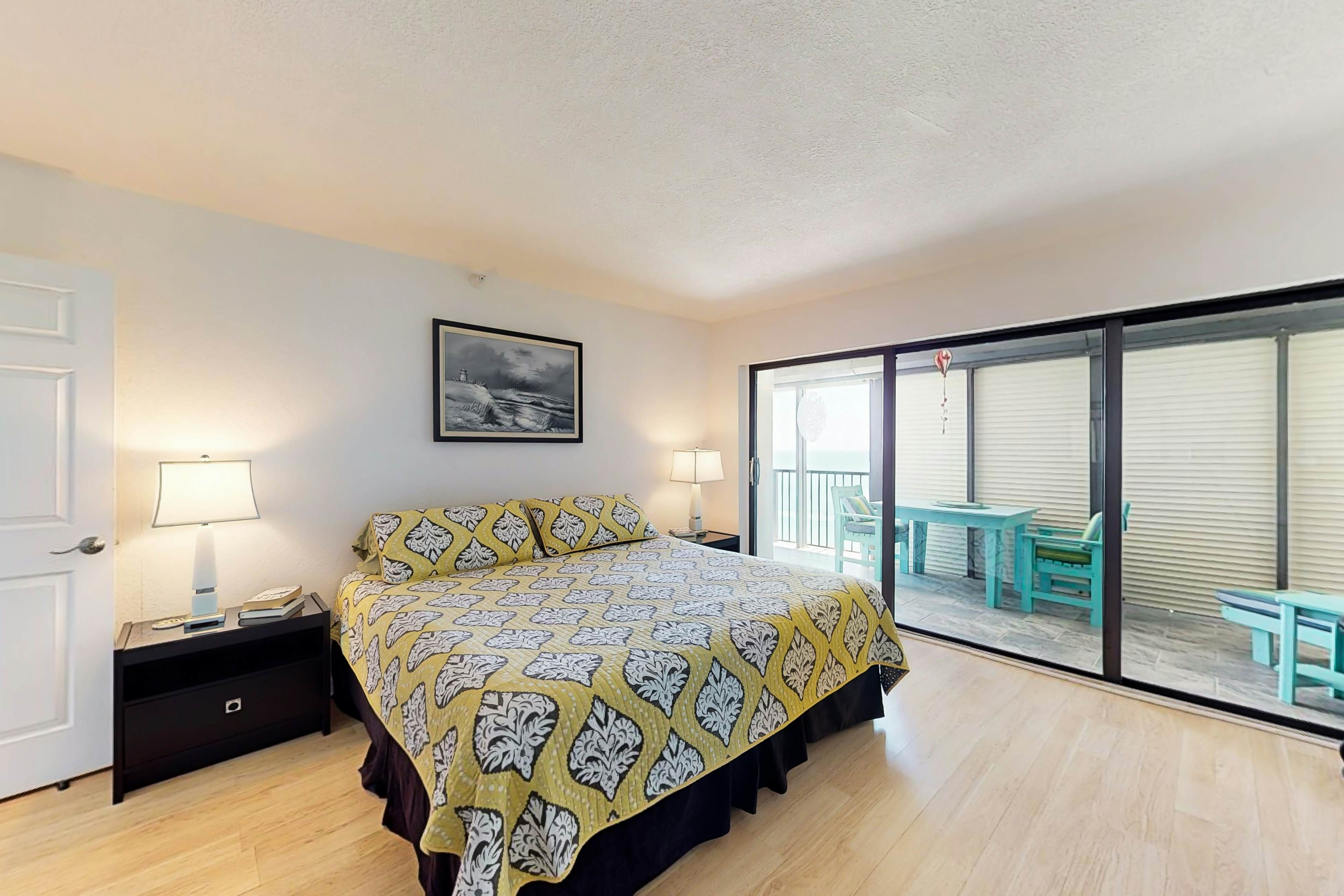 Oceanfront condo w/ stunning views, fully equipped kitchen, shared hot tub/pool